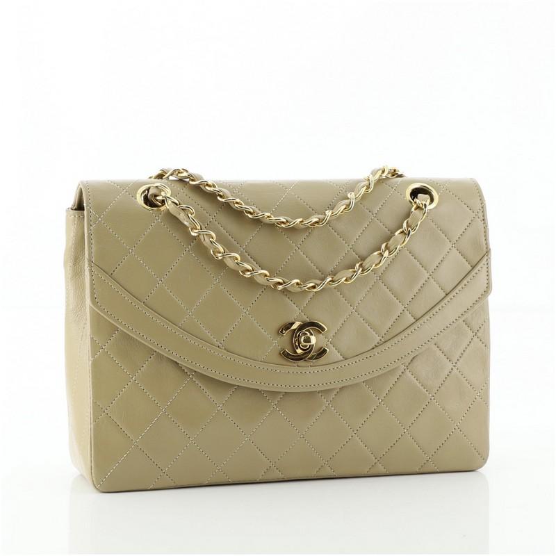 Chanel Vintage Kette gebogene Klappe Tasche gesteppt Leder klein (Braun)