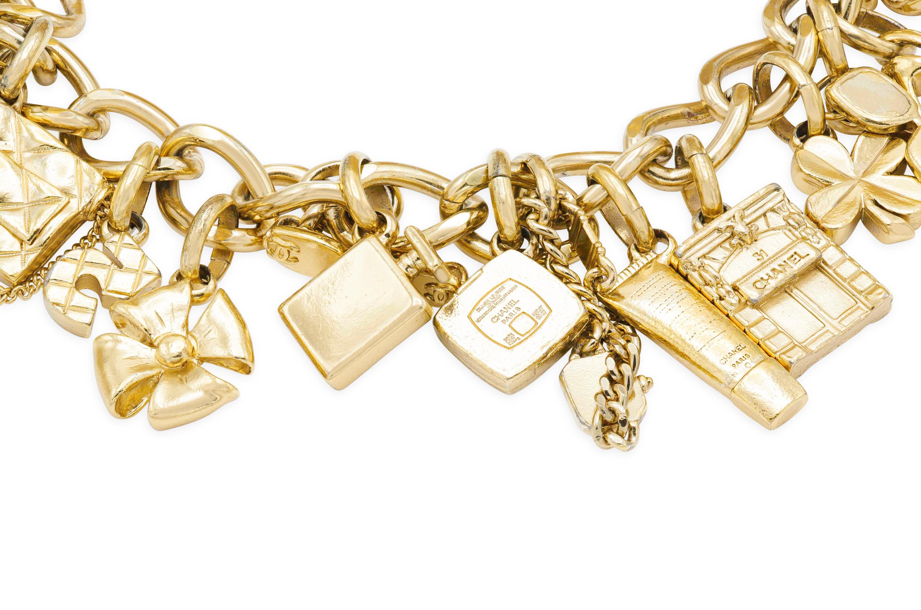 Goldgefülltes Bettelarmband mit 16 original Chanel Charms. 
Größe 8 1/4 Zoll.
Signiert von Chanel.