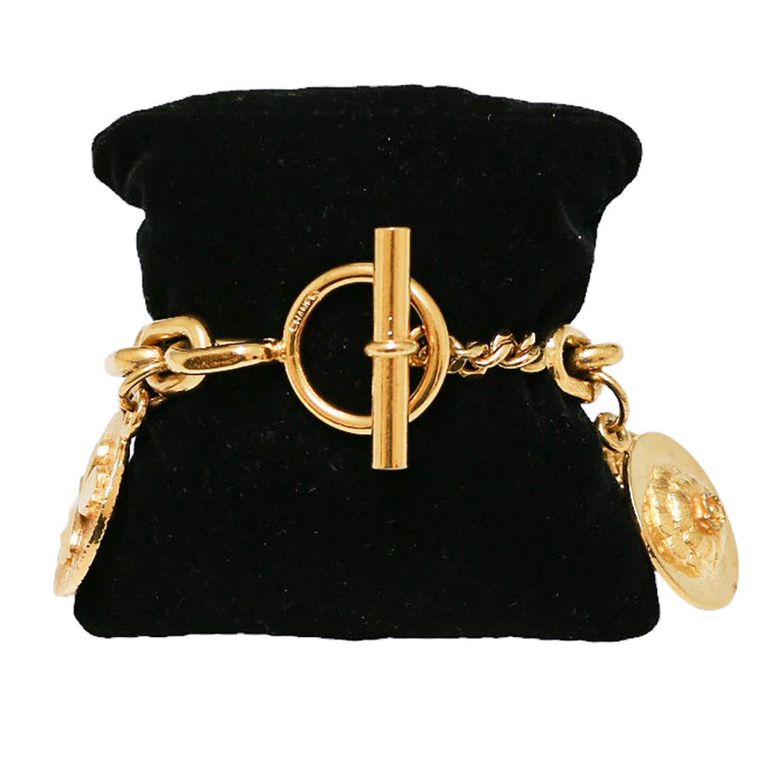 Condition : very good
Made in France
Material : 24K gold plated metal
Color : golden
Measurements : maximum wrist width 19 cm
Stamp : yes
Year : vintage
Gold finish metal
Details : Chanel charms with handbags, n°5 perfume bottles...

Advantage