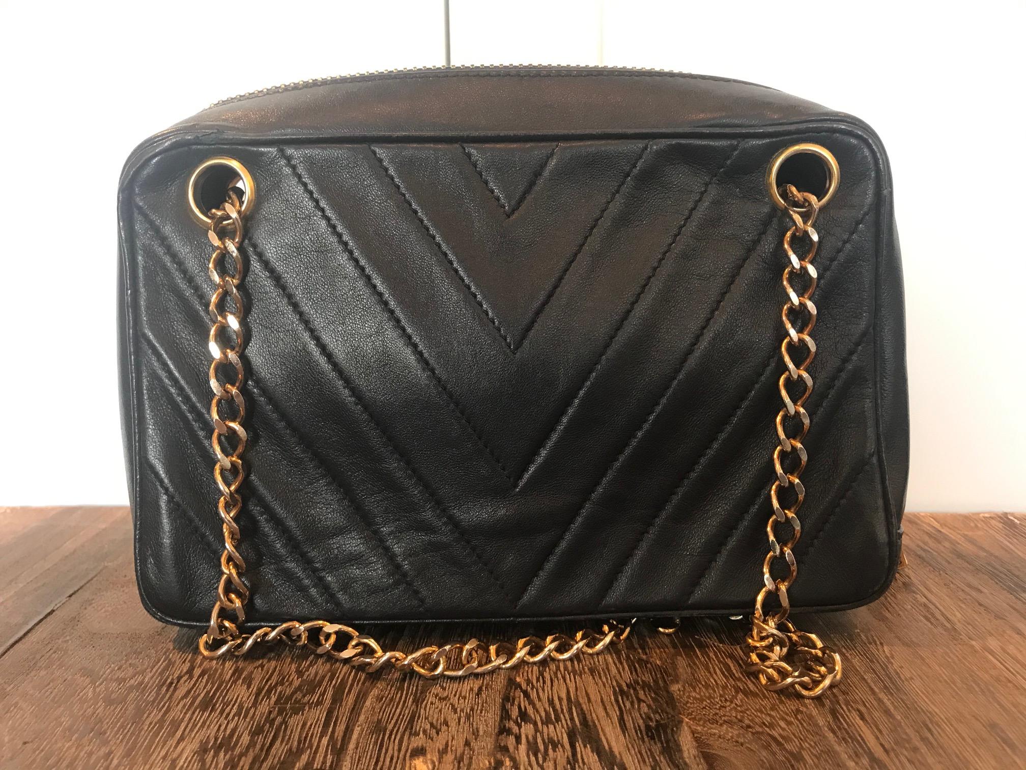 Chanel Vintage Chevron Camera Bag In Good Condition For Sale In Roslyn, NY