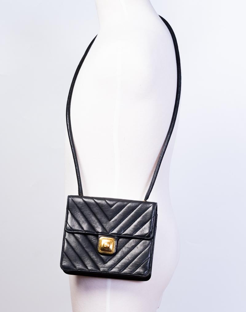 Minibolso Chanel Vintage Chevron de piel acolchada negra con GHW (circa 1989) en venta 1