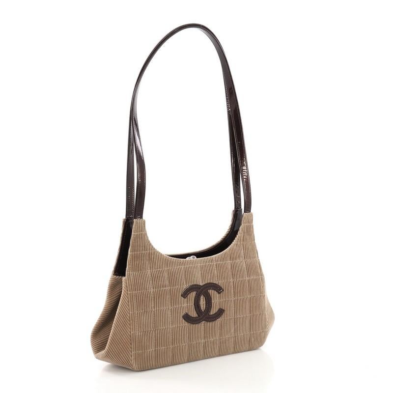 Chanel Vintage Schokoladenbraune Kisslock Umhängetasche aus Kord Medium (Braun)