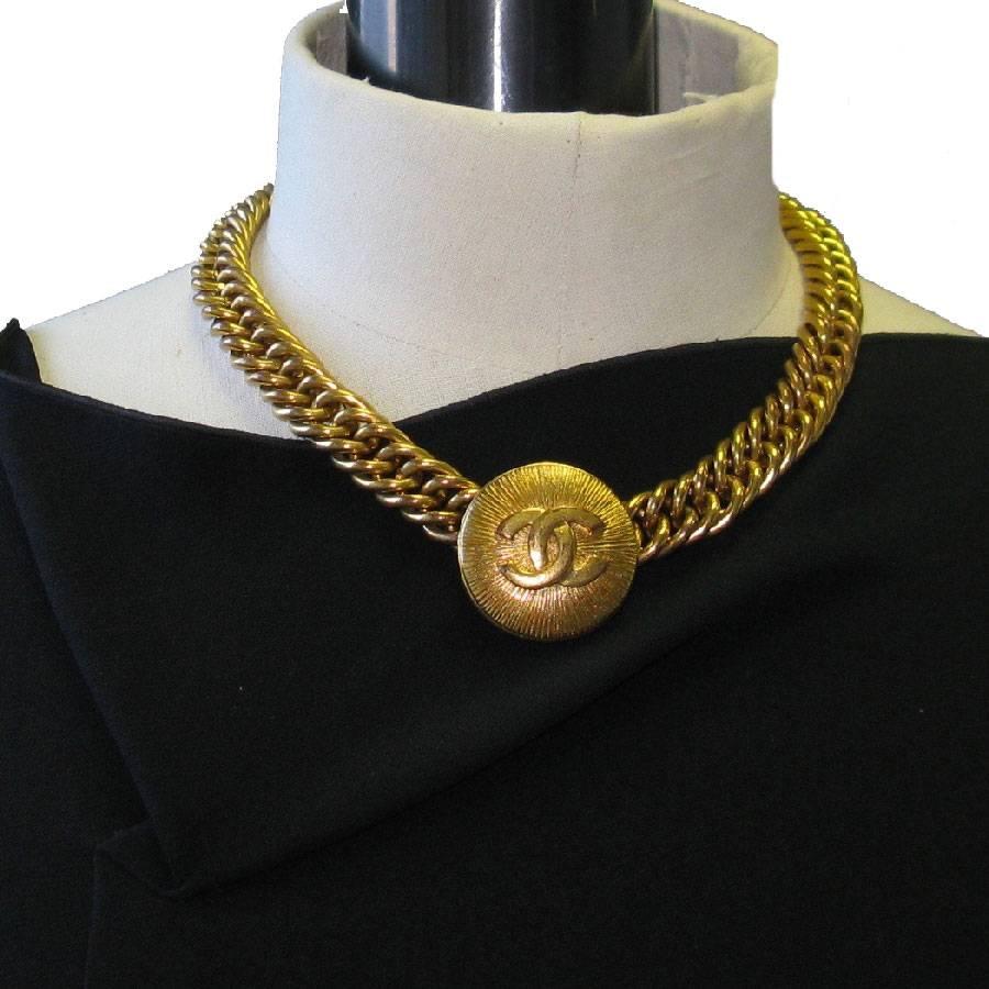 CHANEL vintage choker necklace in gilded metal. Chain in large mesh and round piece with a CC in the center.

Vintage jewel in good condition. The gilding is passed over the whole chain and the round pendant.

Made in France

Dimensions: Length of