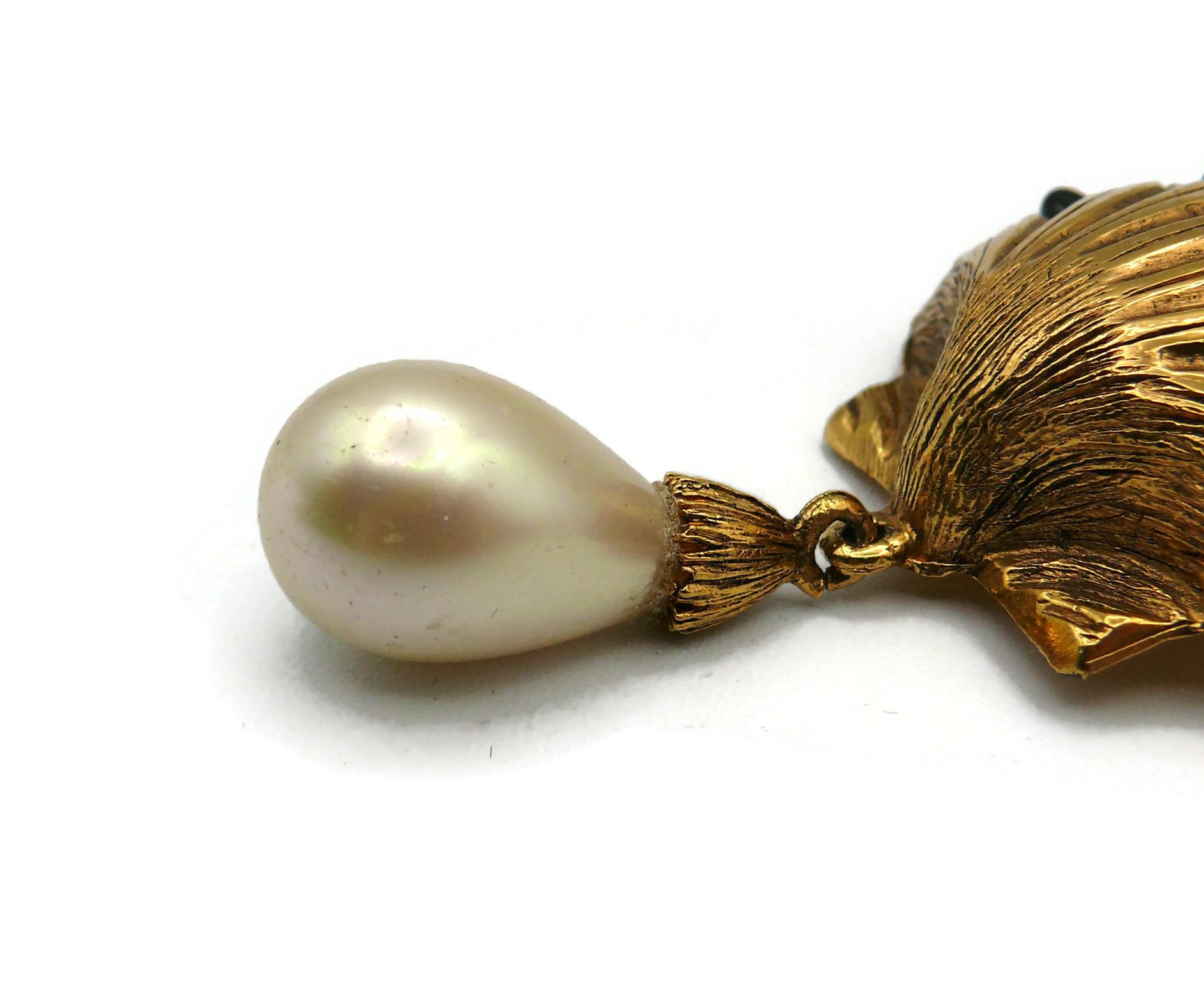 CHANEL Vintage Clam Shell Brooch For Sale 5