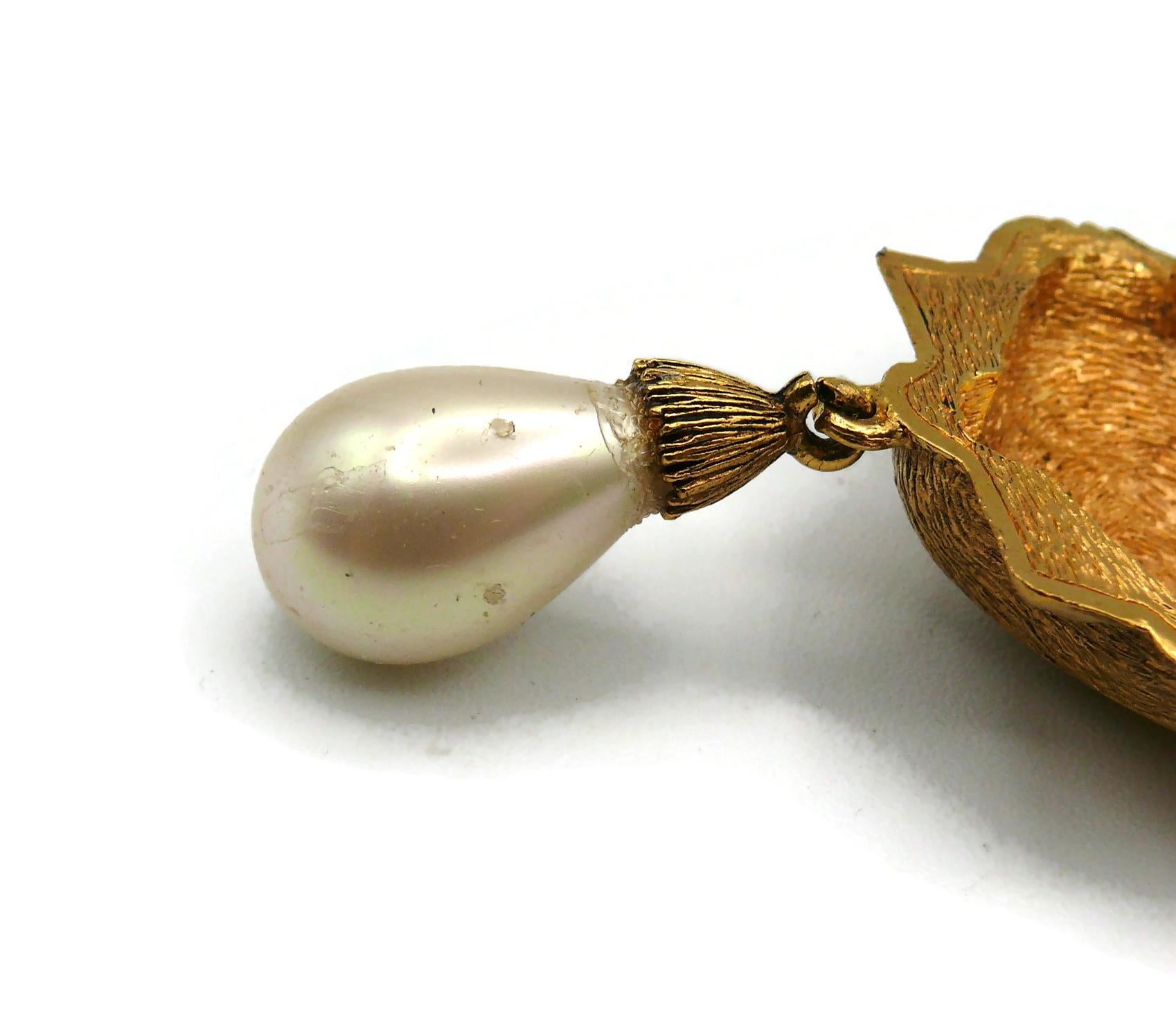 CHANEL Vintage Clam Shell Brooch For Sale 8
