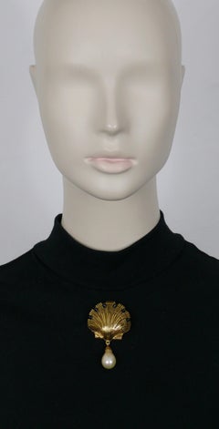CHANEL Vintage Clam Shell Brooch