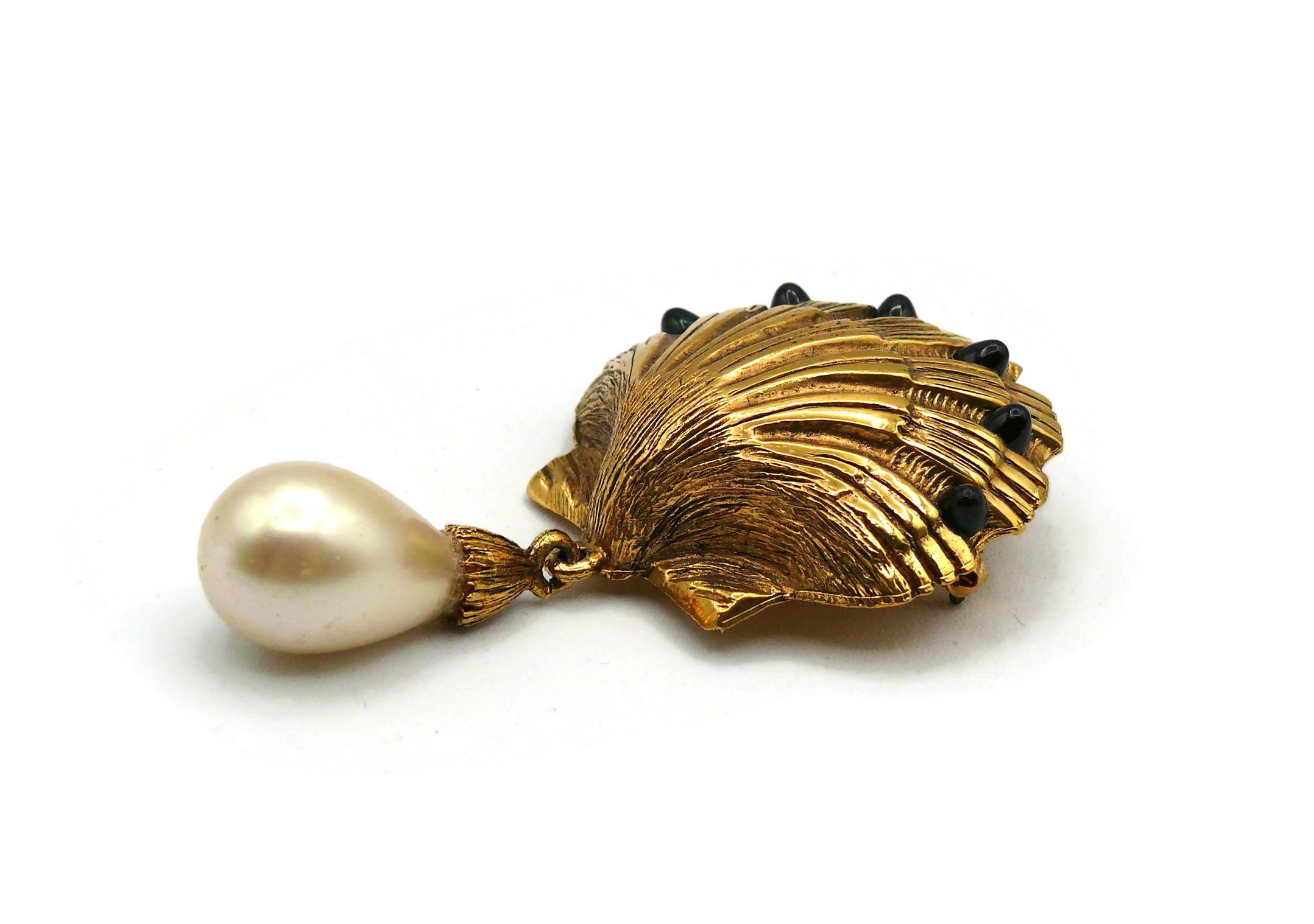 CHANEL Vintage Clam Shell Brooch In Good Condition For Sale In Nice, FR