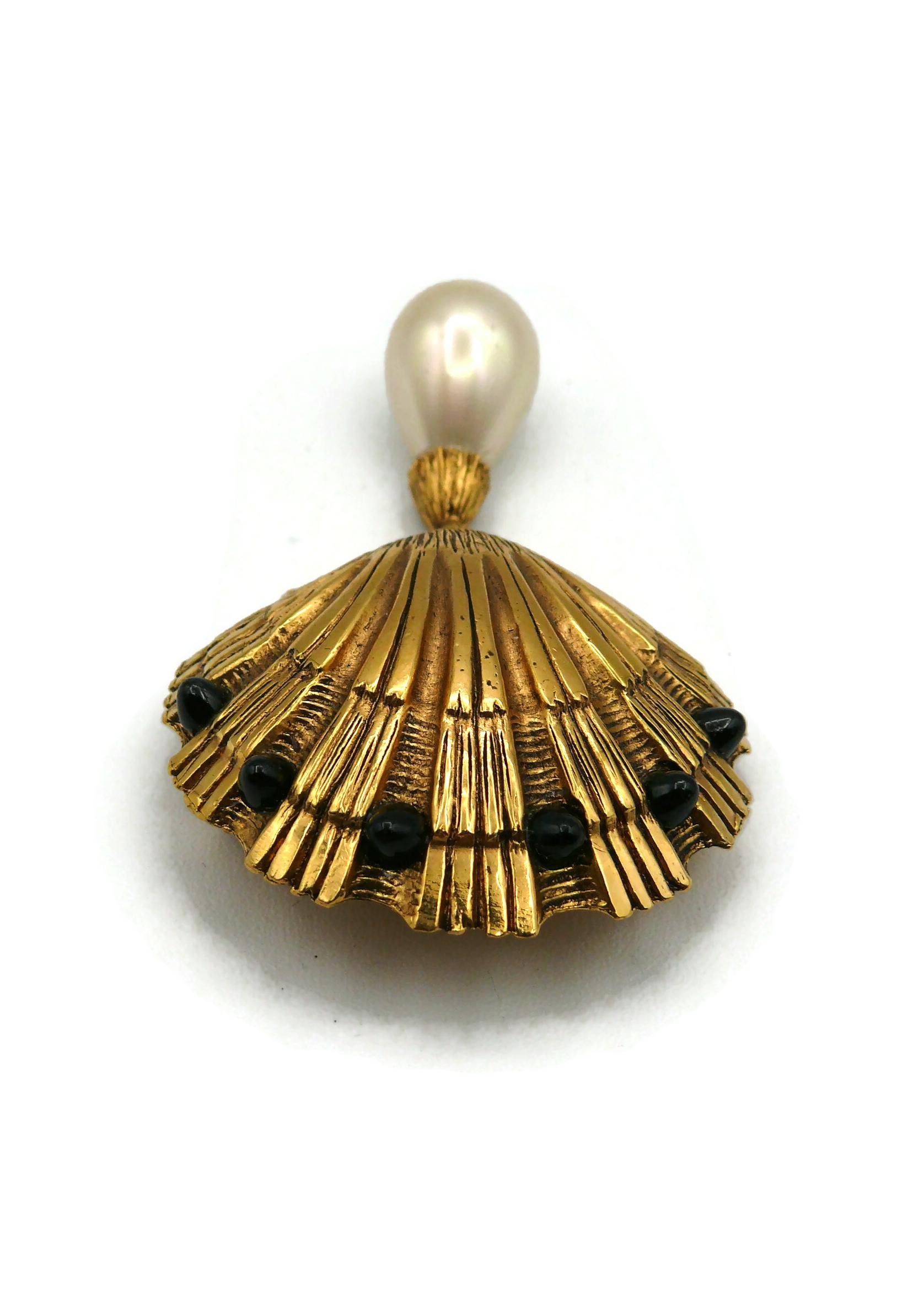 CHANEL Vintage Clam Shell Brooch For Sale 1