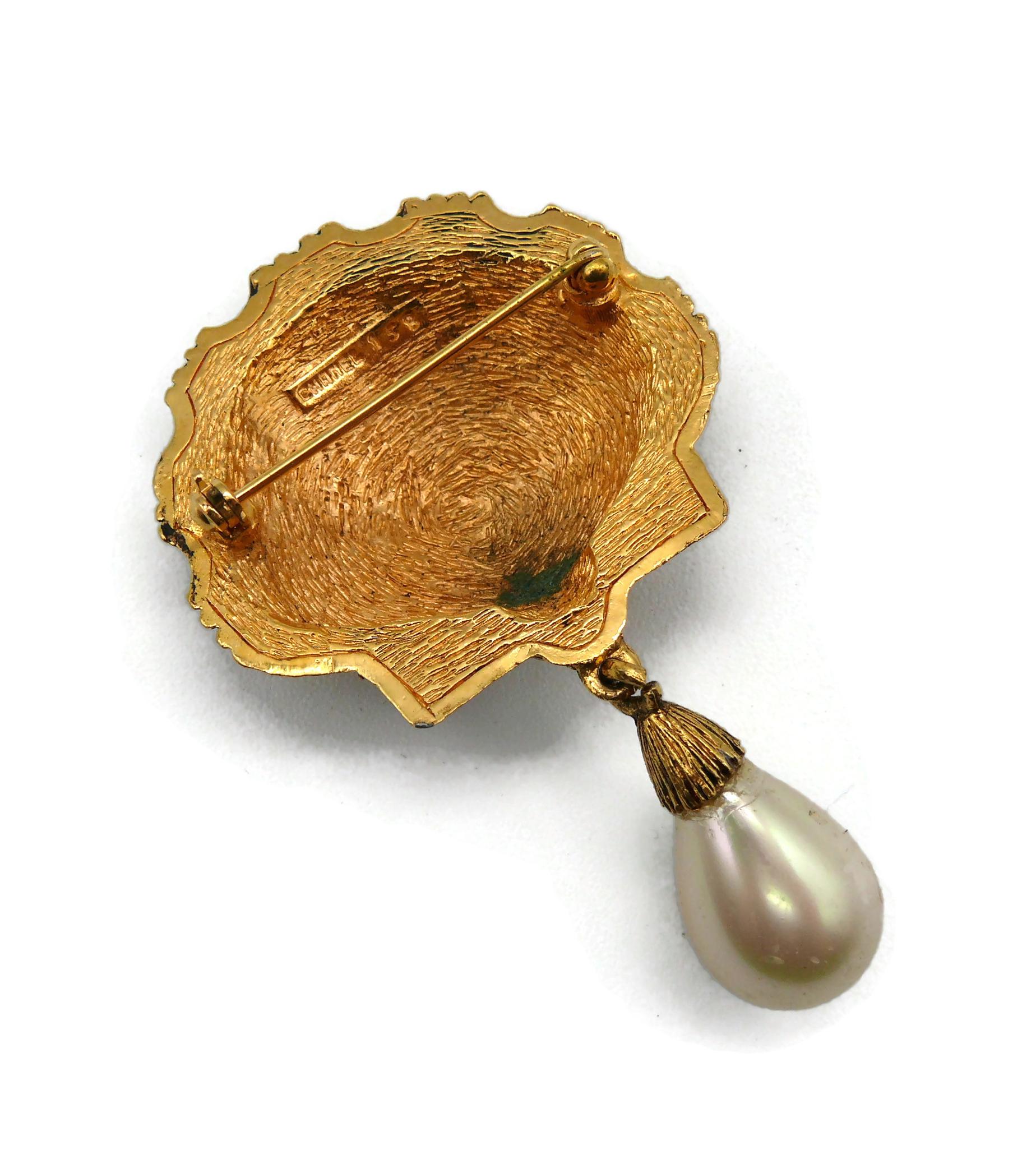 CHANEL Vintage Clam Shell Brooch For Sale 2