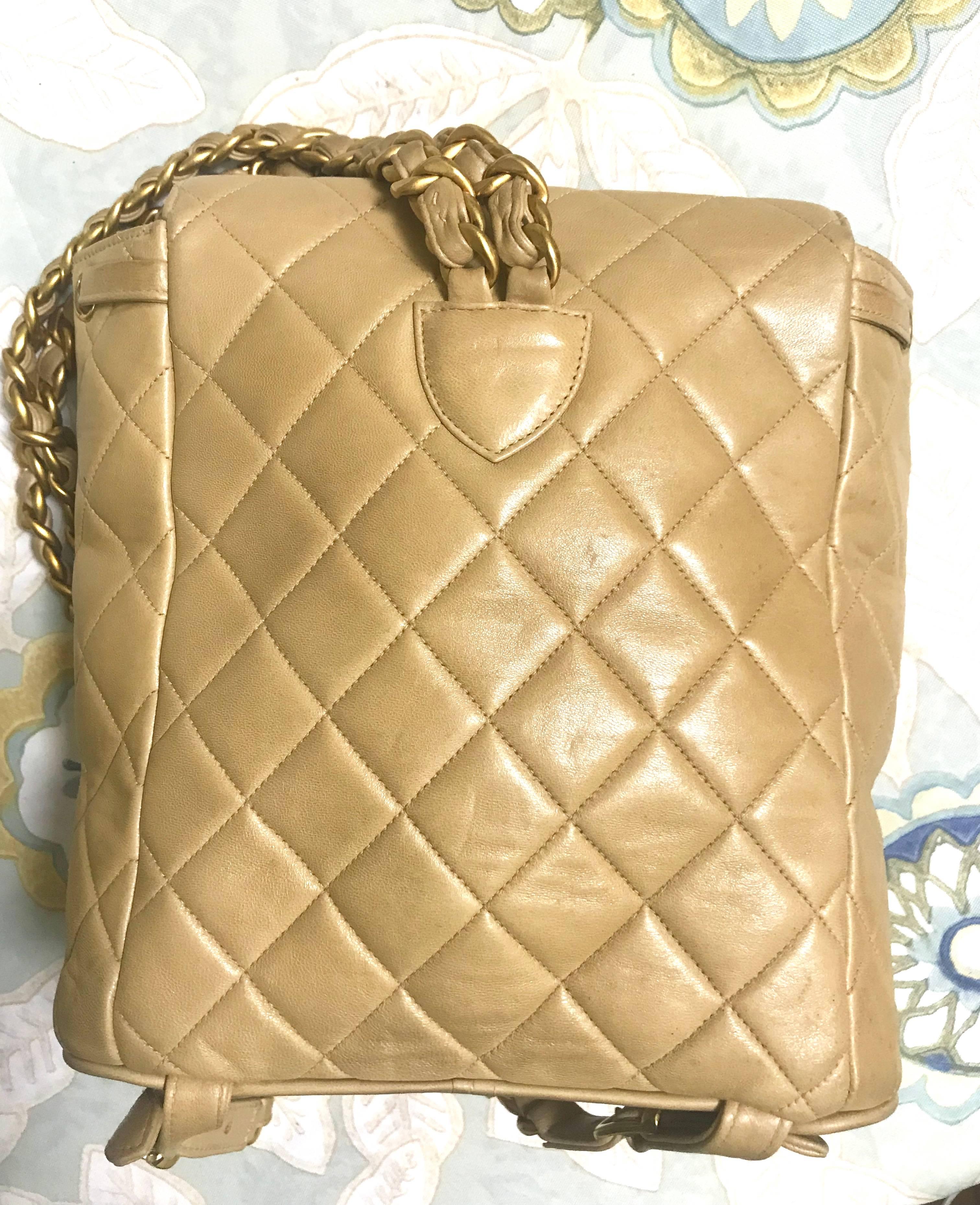 Chanel Vintage classic beige lamb leather 2.55 backpack with golden CC and chain In Good Condition In Kashiwa, Chiba