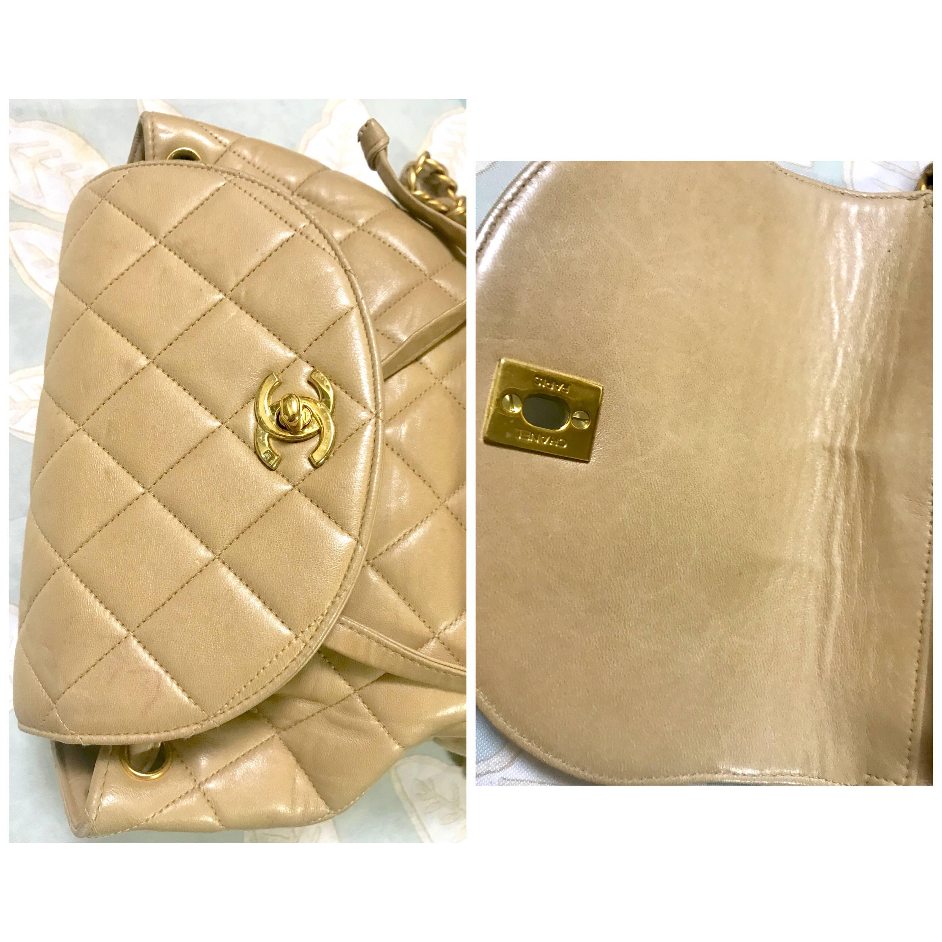 Chanel Vintage classic beige lamb leather 2.55 backpack with golden CC and chain 3