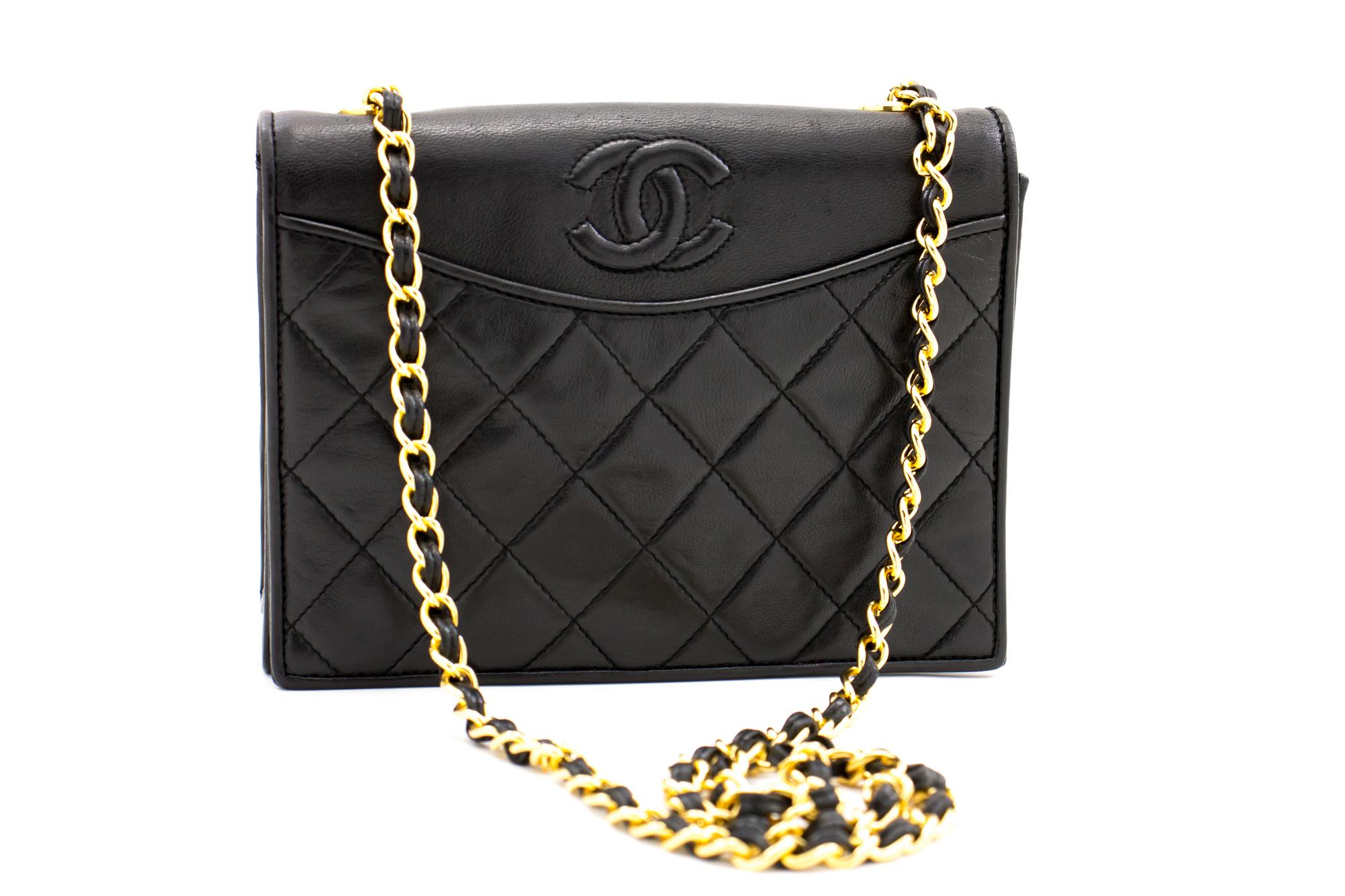 An authentic CHANEL Vintage Classic Chain Shoulder Bag Black Quilted Full Flap. The color is Black. The outside material is Leather. The pattern is Solid. This item is Vintage / Classic. The year of manufacture would be 1989-1991.
Conditions &