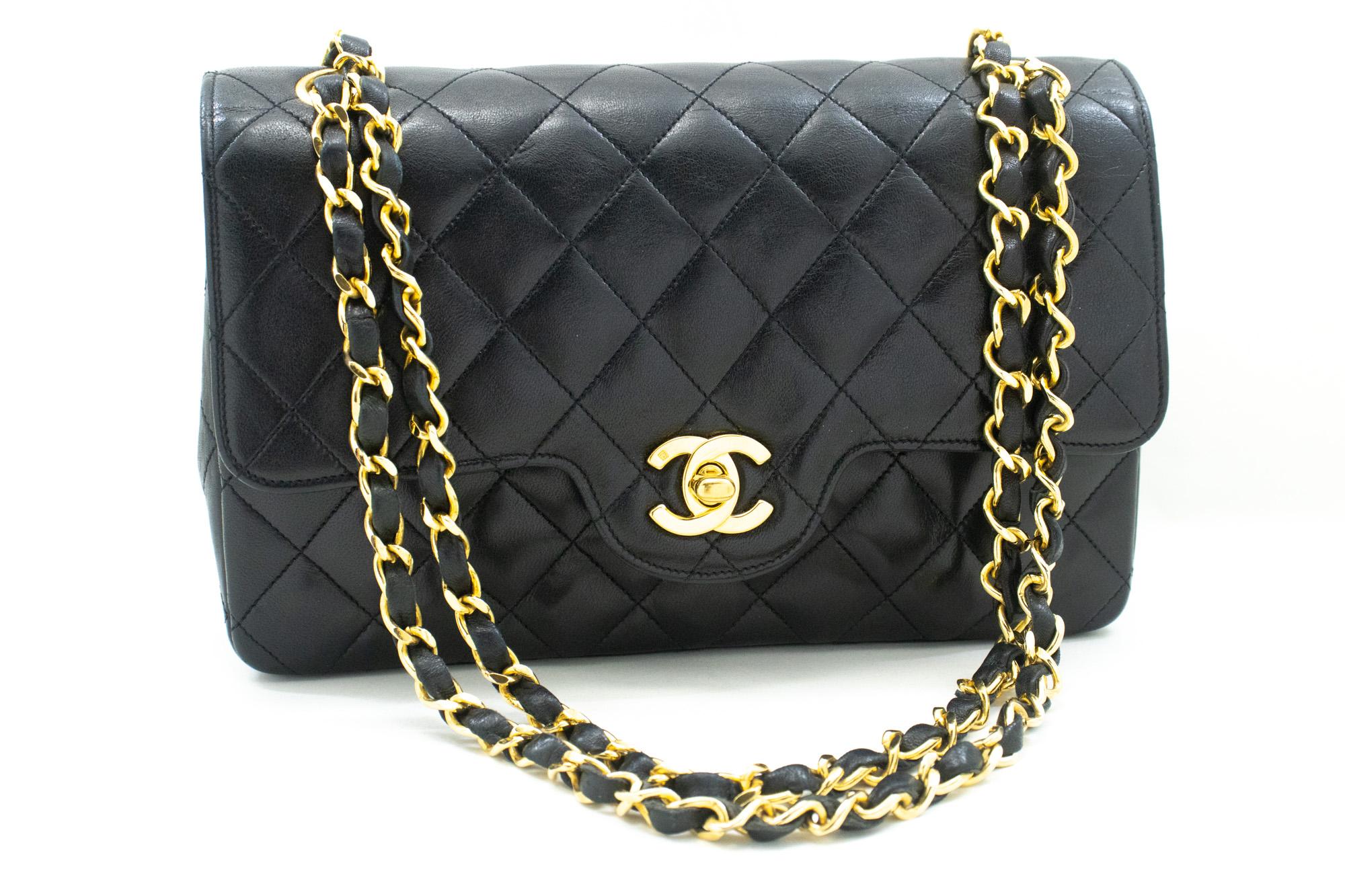 An authentic CHANEL Vintage Classic Double Flap Small Chain Shoulder Bag Black. The color is Black. The outside material is Leather. The pattern is Solid. This item is Vintage / Classic. The year of manufacture would be 1989-1991.
Conditions &