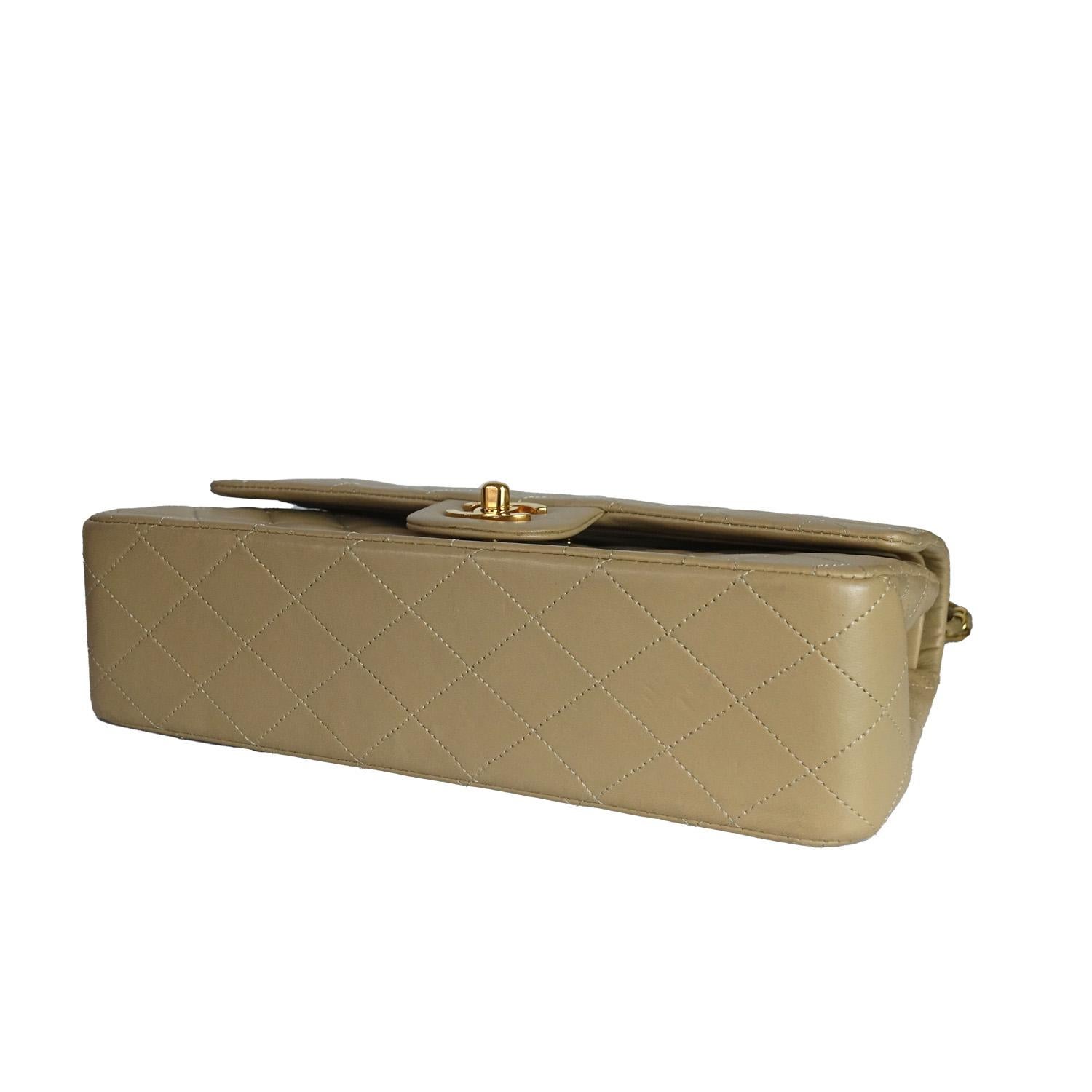Women's or Men's Chanel Vintage Classic Flap Medium Bag In Beige Lambskin Leather Gold Hardware For Sale