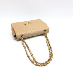 Chanel Vintage Classic Flap, mittelgroß, aus beigem Lammleder mit 24-Karat-Gold-Metallbeschlägen