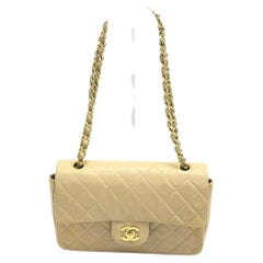 Chanel Vintage Classic Flap, mittelgroß, aus beigem Lammleder mit 24-Karat-Gold-Metallbeschlägen