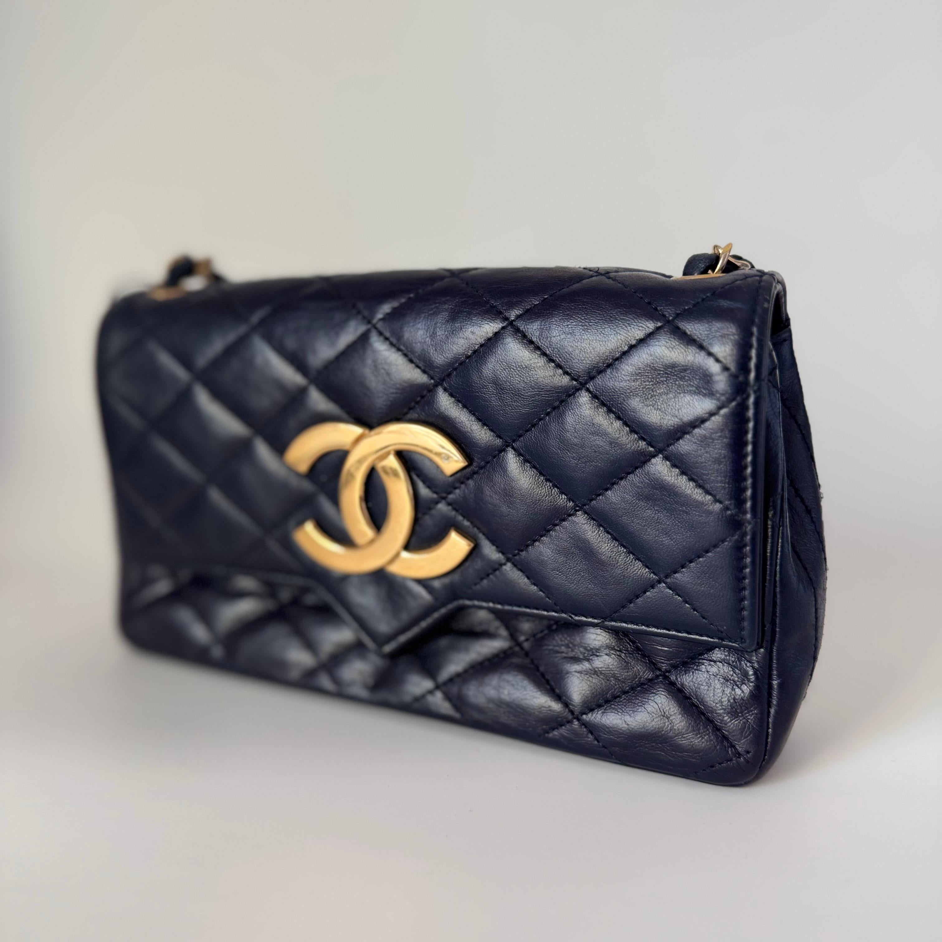 CONDITION: GOOD

This preloved/ preowned authentic vintage Chanel mini flap is in good condition with moderate to heavy signs of use. Creases on the leather. Scratches to the hardware. Scuffs around the corners, and strap. The color of the entire