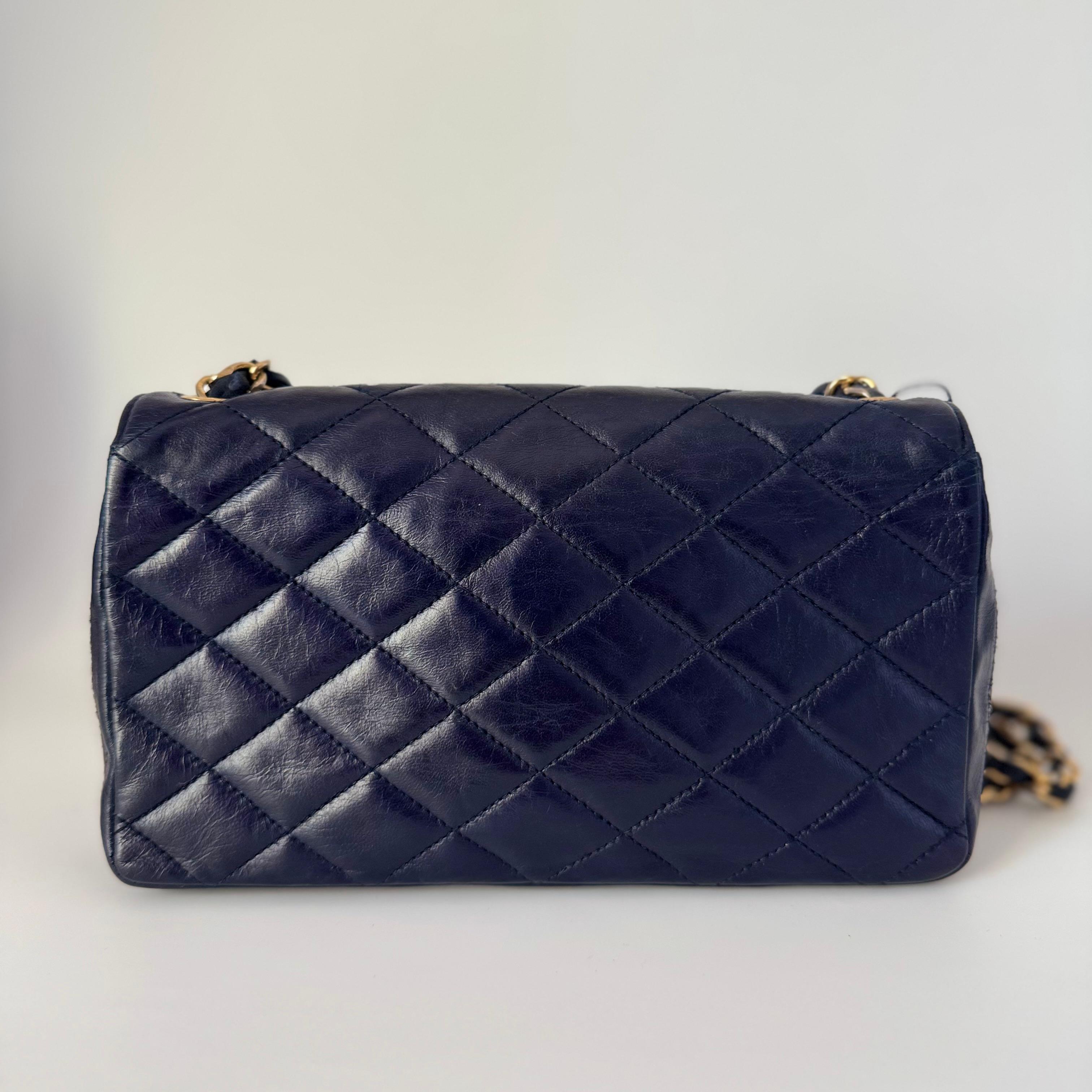 Chanel Vintage Classic Flap Mini Navy Lambskin Mega CC Logo 24k Gold HW, 1989-19 In Good Condition For Sale In AUBERVILLIERS, FR