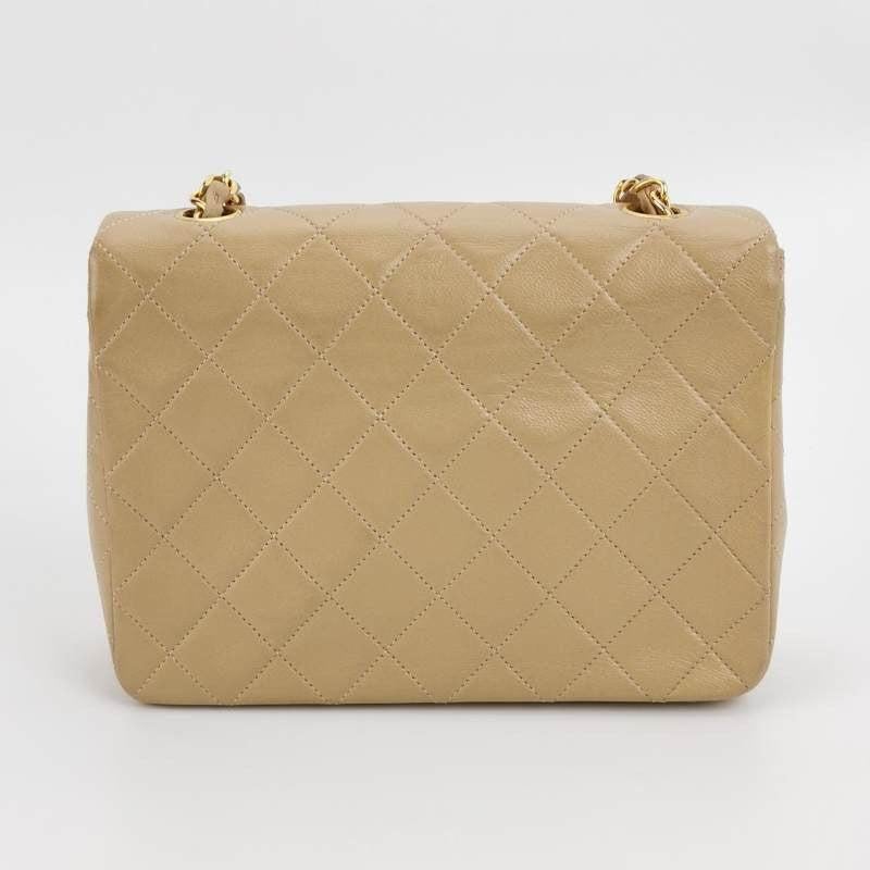 Chanel Vintage Classic Flap Mini Square Beige Lambskin 24k Gold HW, 1989-1991 In Good Condition In AUBERVILLIERS, FR