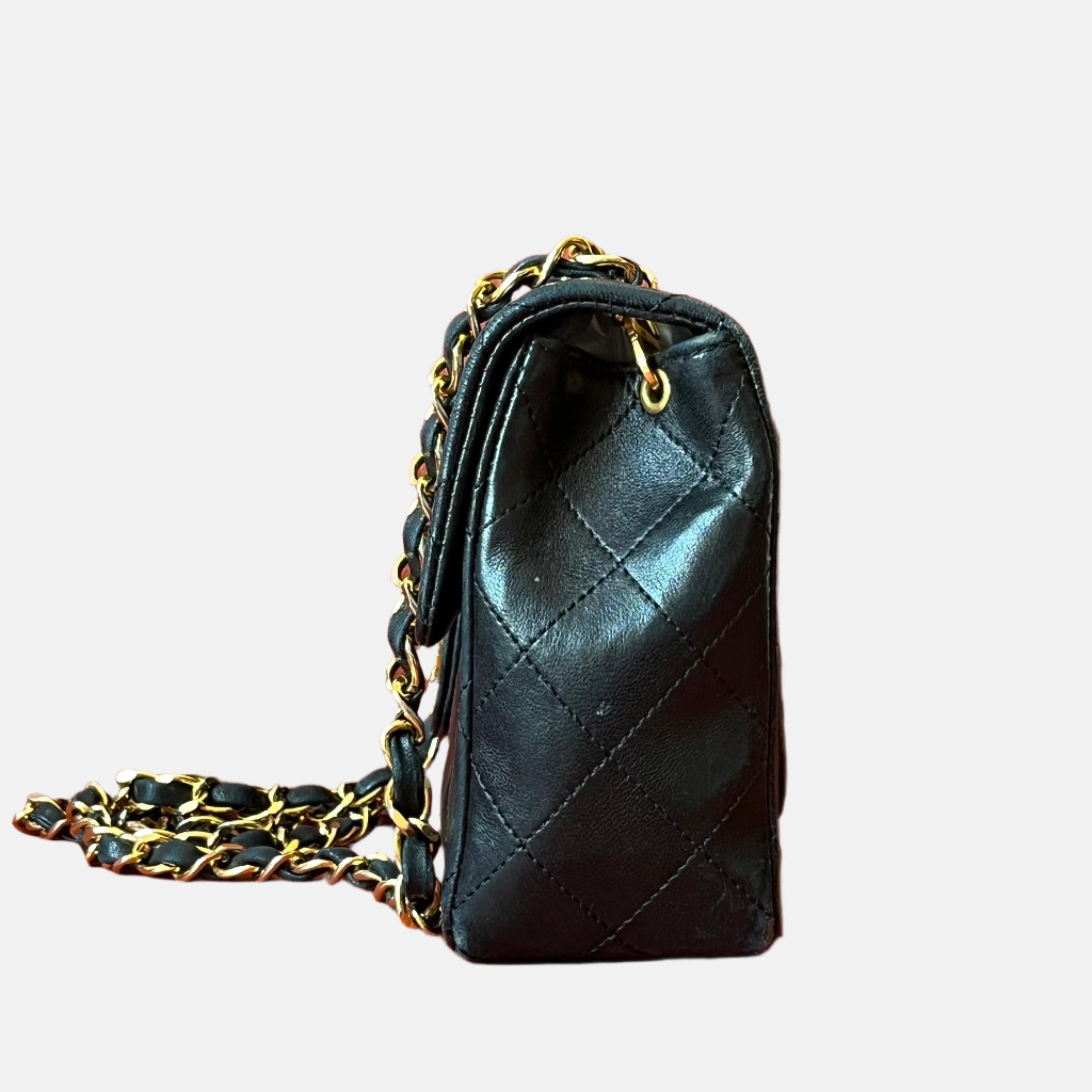 Chanel Vintage Classic Flap Mini Square Black Lambskin 24k Gold HW, 1989-1991 In Good Condition For Sale In AUBERVILLIERS, FR
