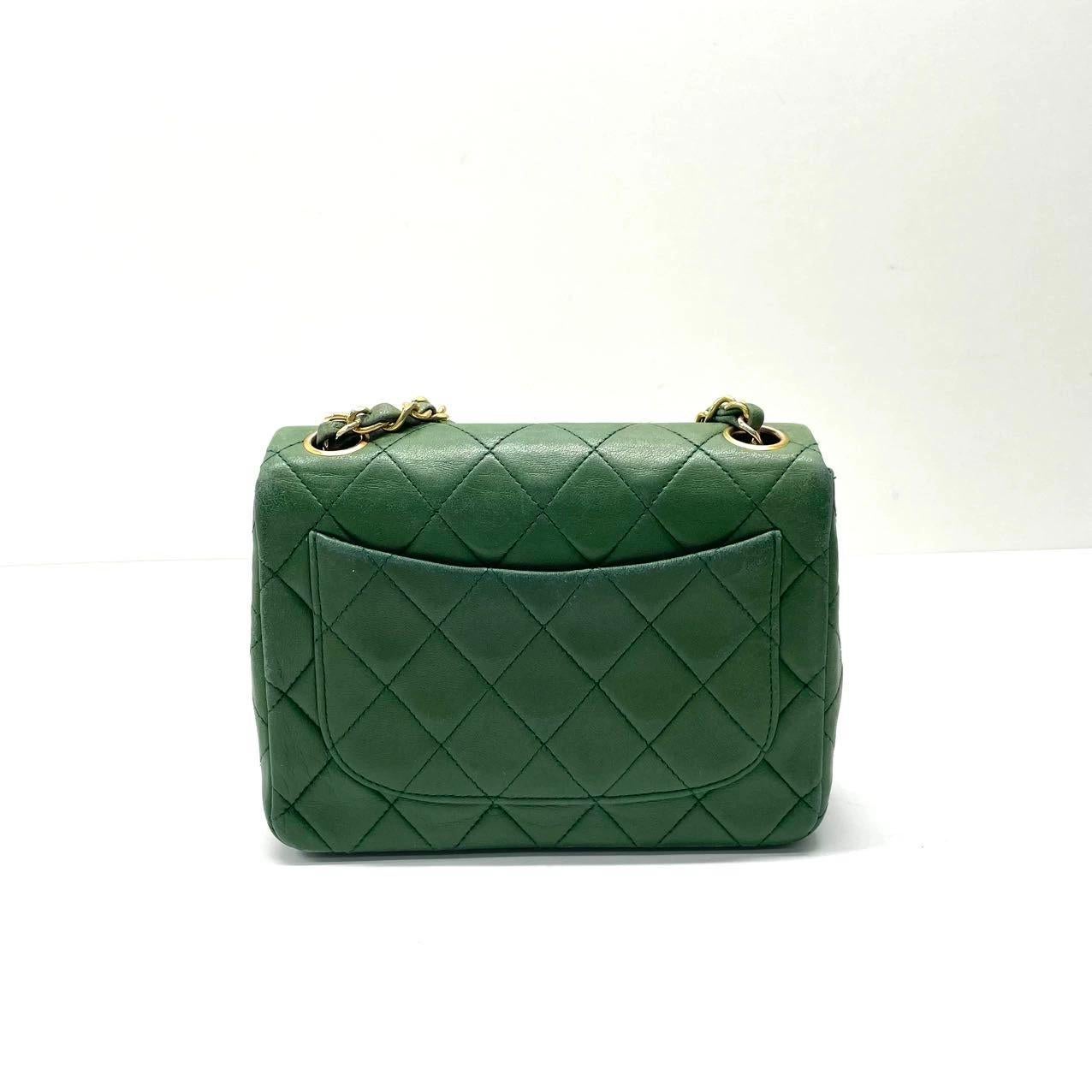 Chanel Vintage Classic Flap Mini Square Grünes Lammleder 24k Gold HW, 1989-1991
Dies sind professionelle Fotos der tatsächlich von Luxbags angebotenen Tasche.
ZUSTAND: GUT
Diese preloved/ preowned authentischen Vintage Chanel Mini Klappe wurde ist