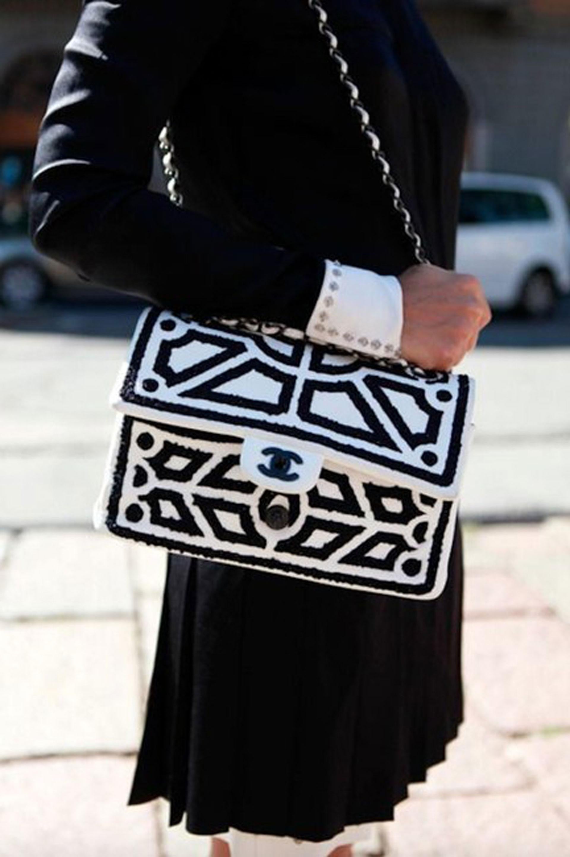 Chanel Vintage Klassische Umhängetasche aus weißem und schwarzem Lammleder mit Klappe für Damen oder Herren
