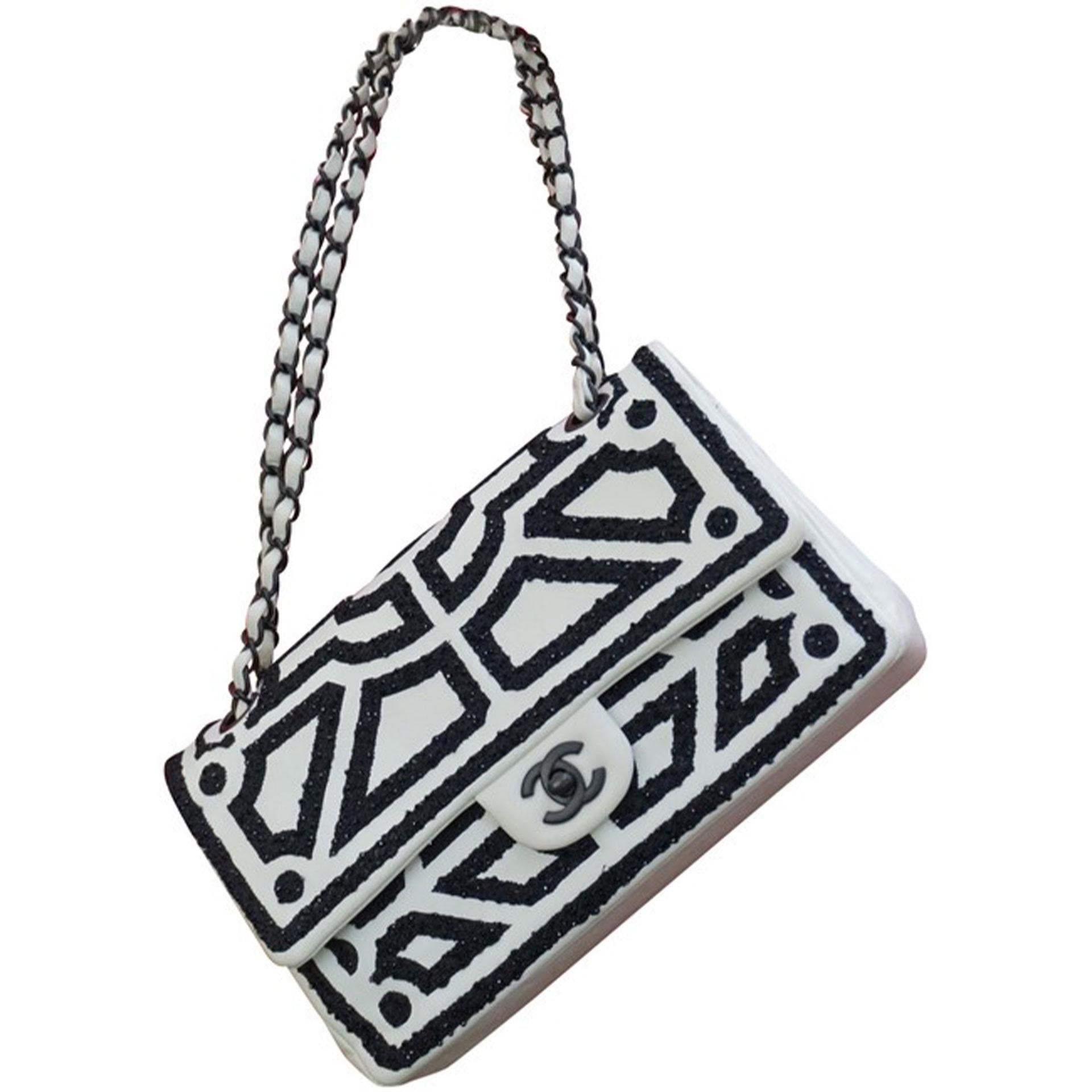 Chanel Vintage Klassische Umhängetasche aus weißem und schwarzem Lammleder mit Klappe 2