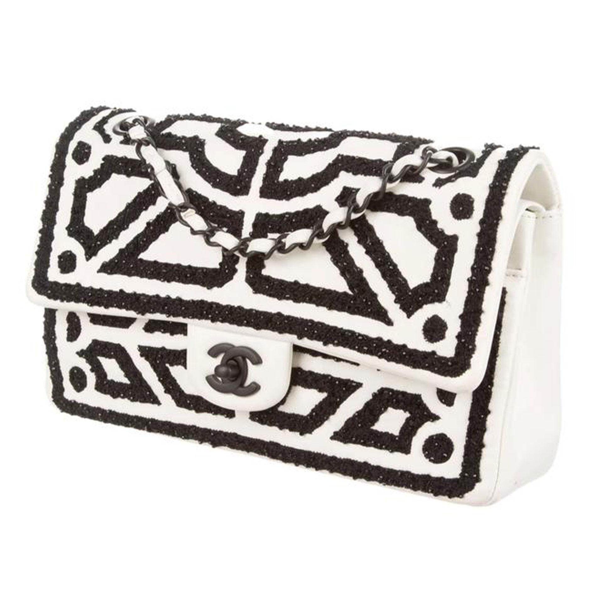 Chanel Vintage Klassische Umhängetasche aus weißem und schwarzem Lammleder mit Klappe 3