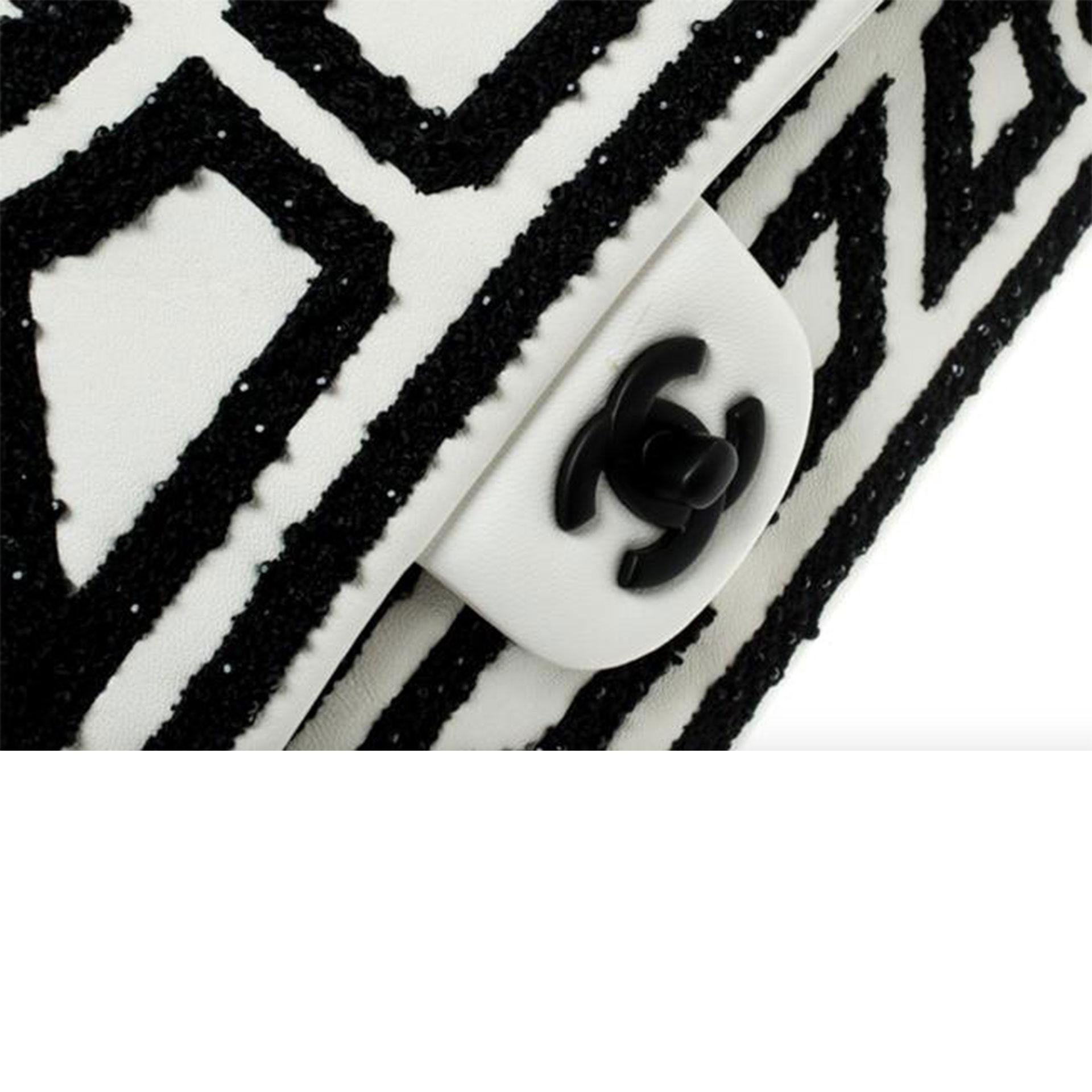 Chanel Vintage Klassische Umhängetasche aus weißem und schwarzem Lammleder mit Klappe 4