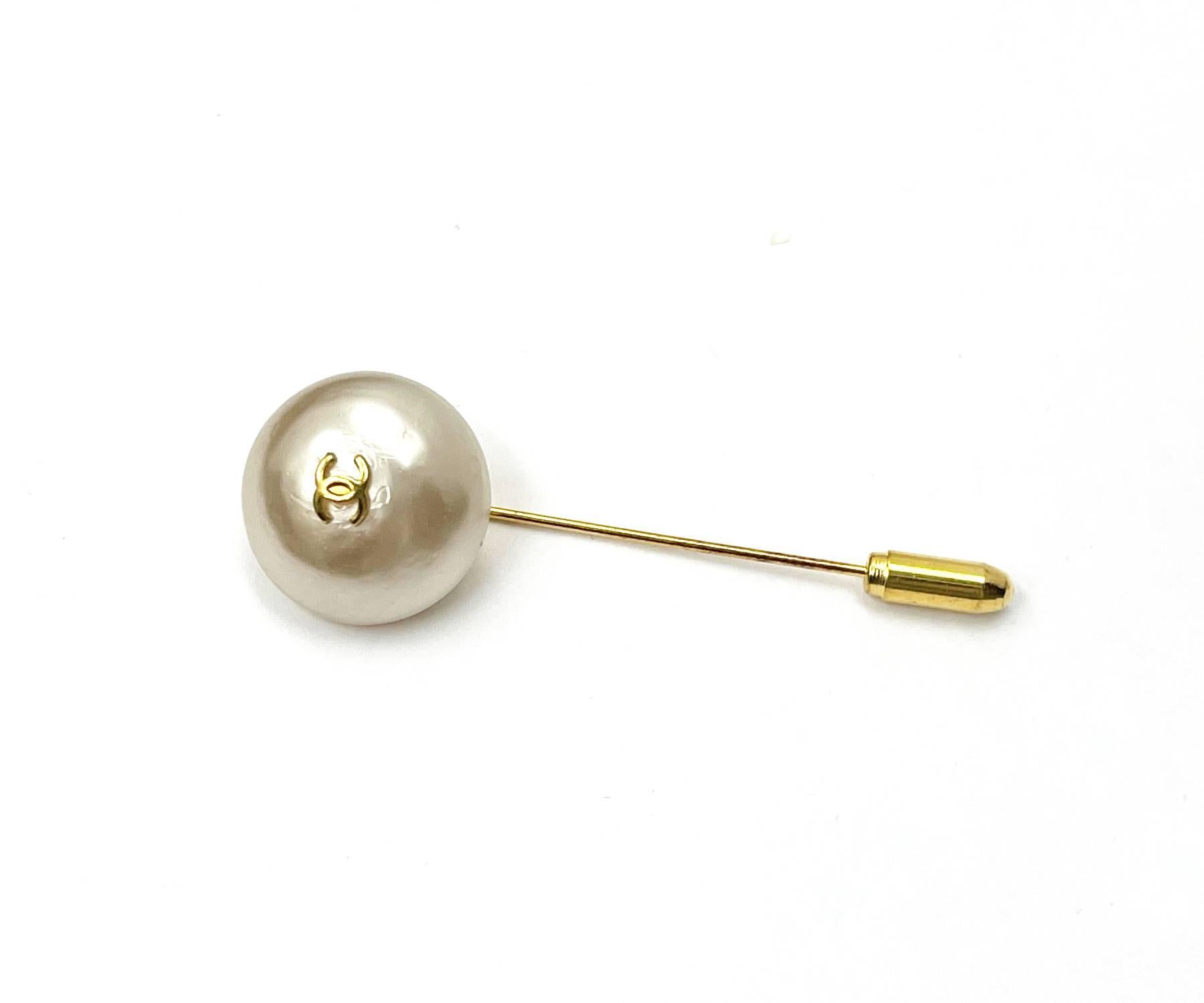 Chanel Vintage Classic Gold Plated CC Faux Pearl Pin

*Marked 95
*Made in France

-Approximately 2