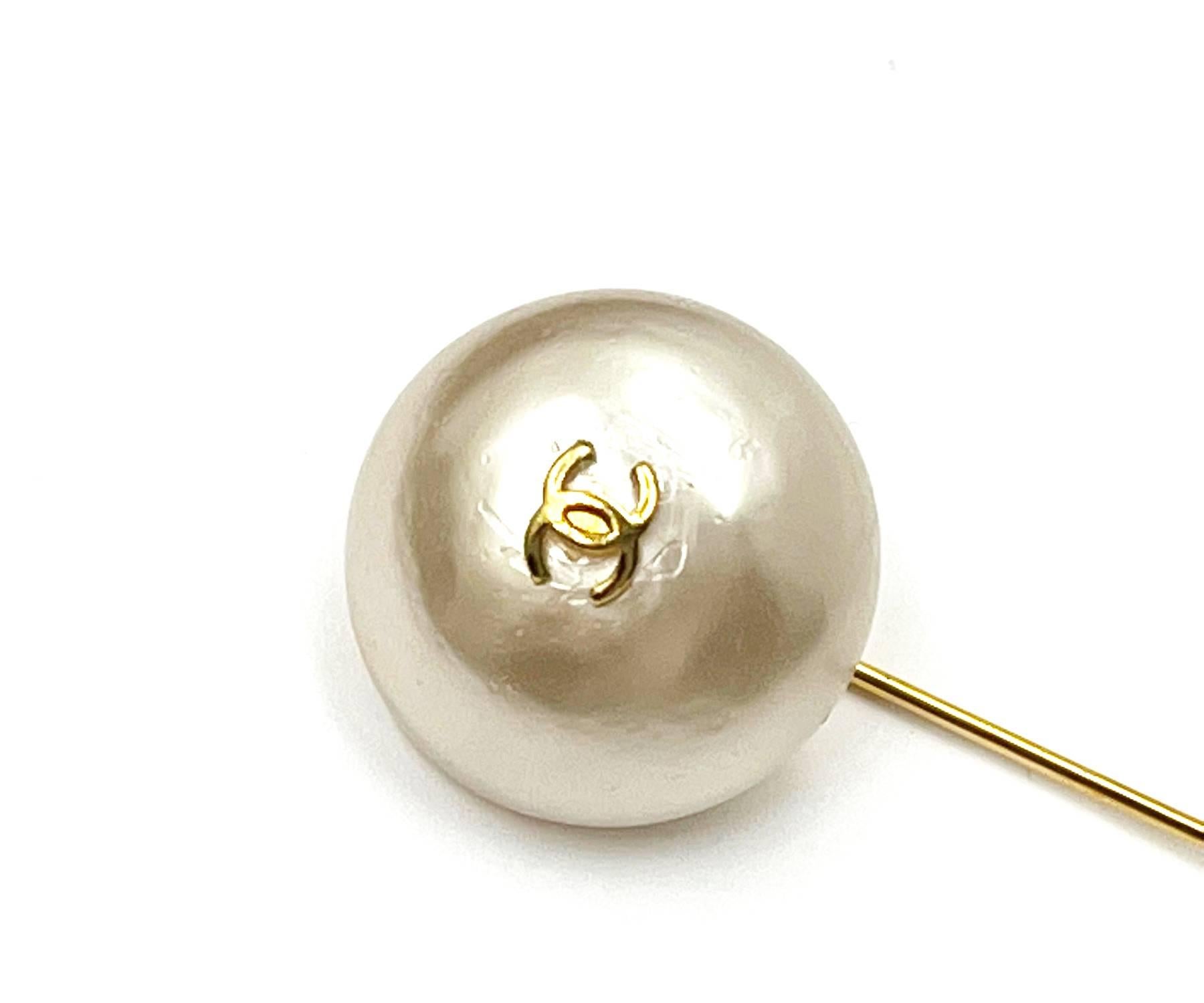 Artisan Chanel Vintage Classic Gold Plated CC Faux Pearl Pin For Sale