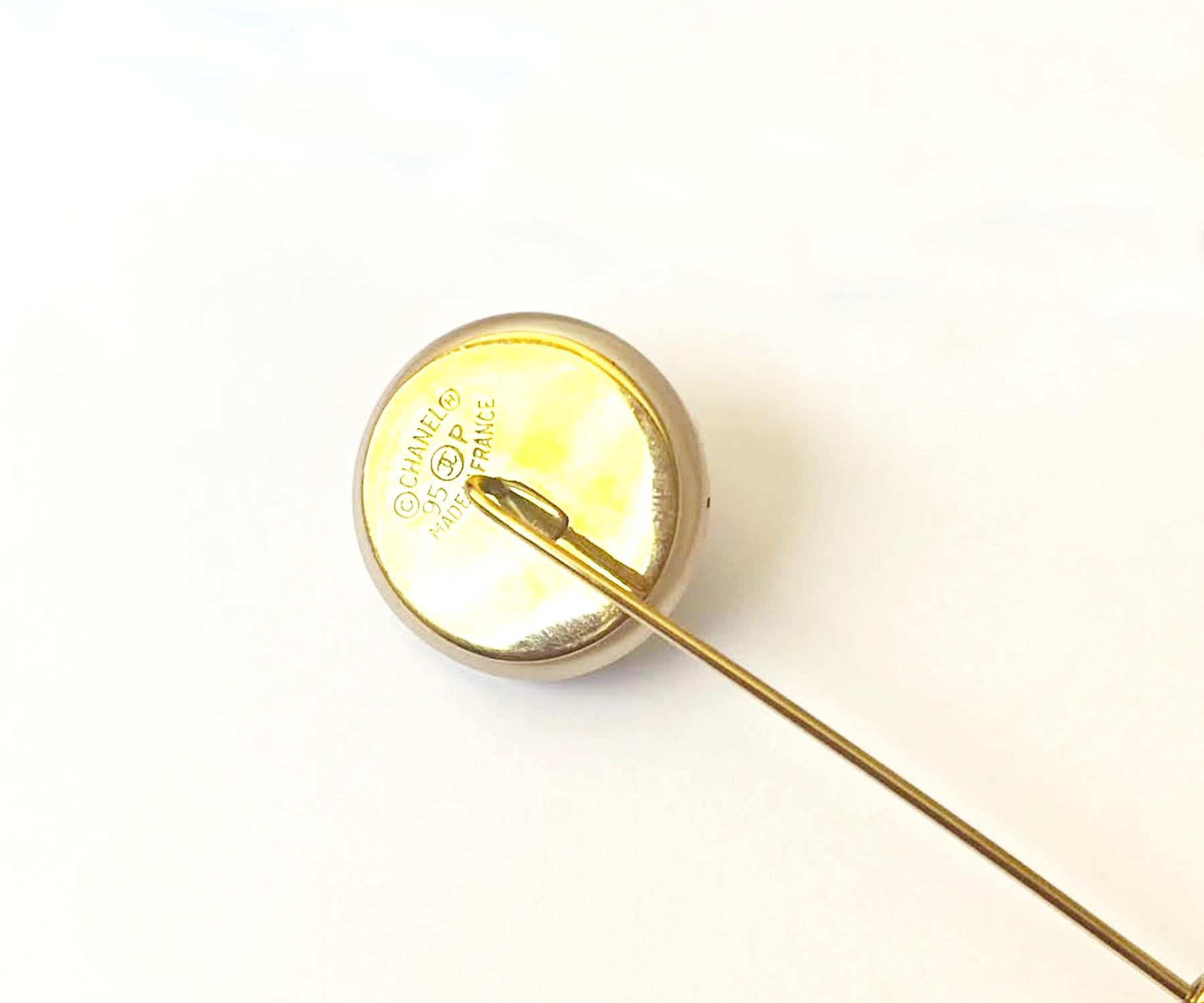 Chanel Vintage Classic Gold Plated CC Faux Pearl Pin In Excellent Condition For Sale In Pasadena, CA