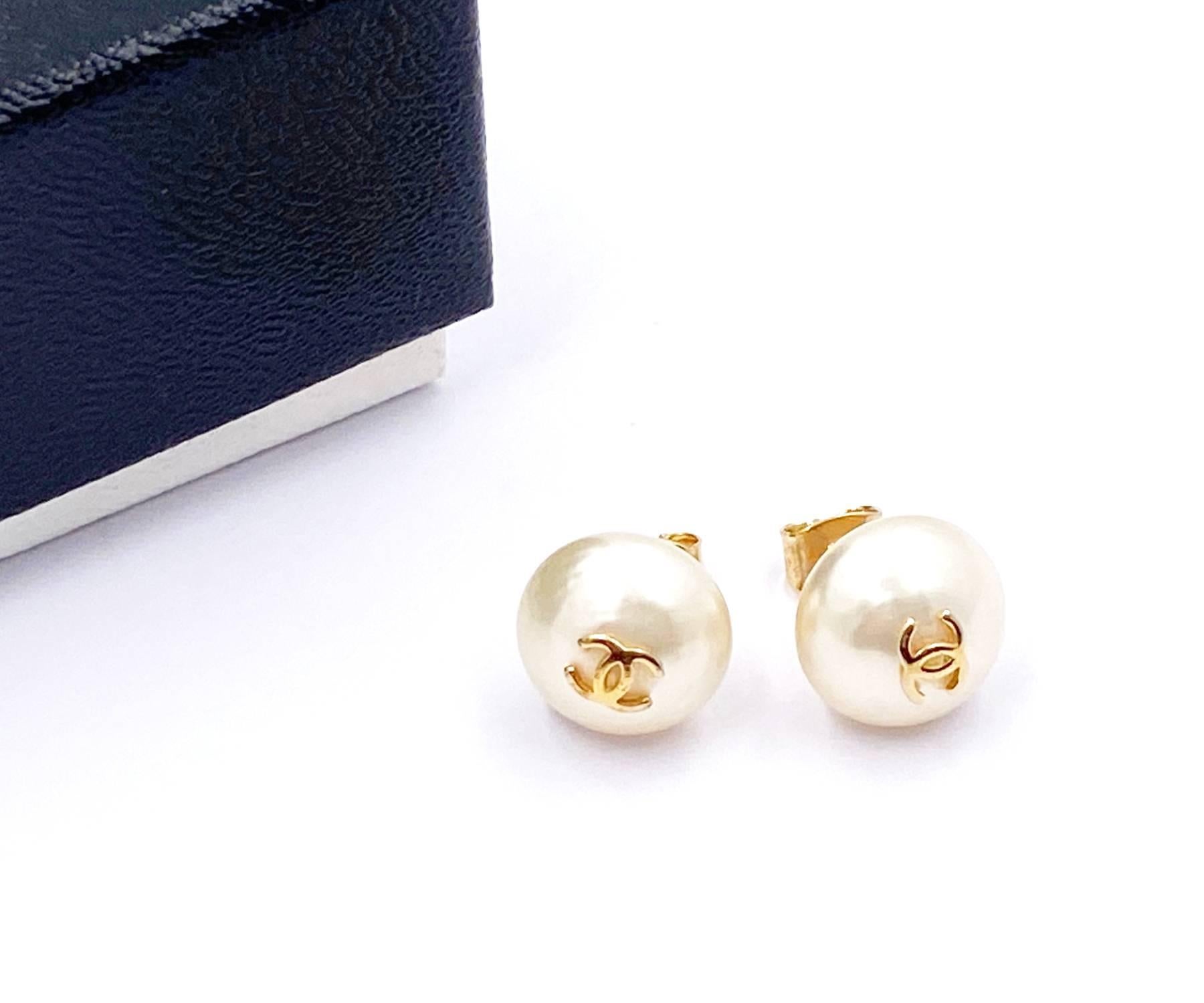 Chanel Vintage Classic Gold plattiert CC Faux Perle Ohrstecker Piercing (Kunsthandwerker*in)