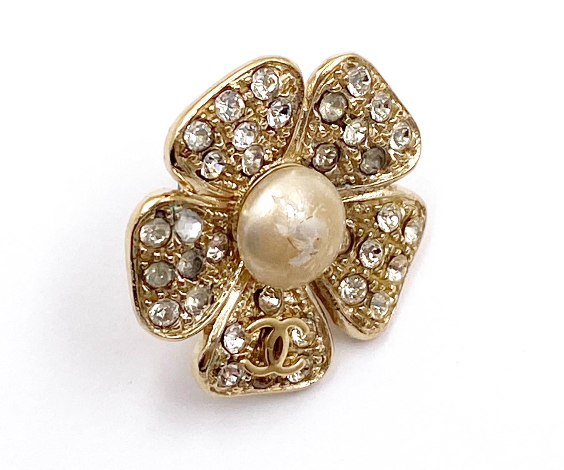 Chanel Vintage Classic Gold Plated CC Flower Pearl Crystal Pin

*Marked in 07
*Made in France

-Approximately 1.25″ x 1.25″
-Very pretty and classic
-The faux pearl has scratches and some crystals turned dull. The pull turned silver.

2017-42105