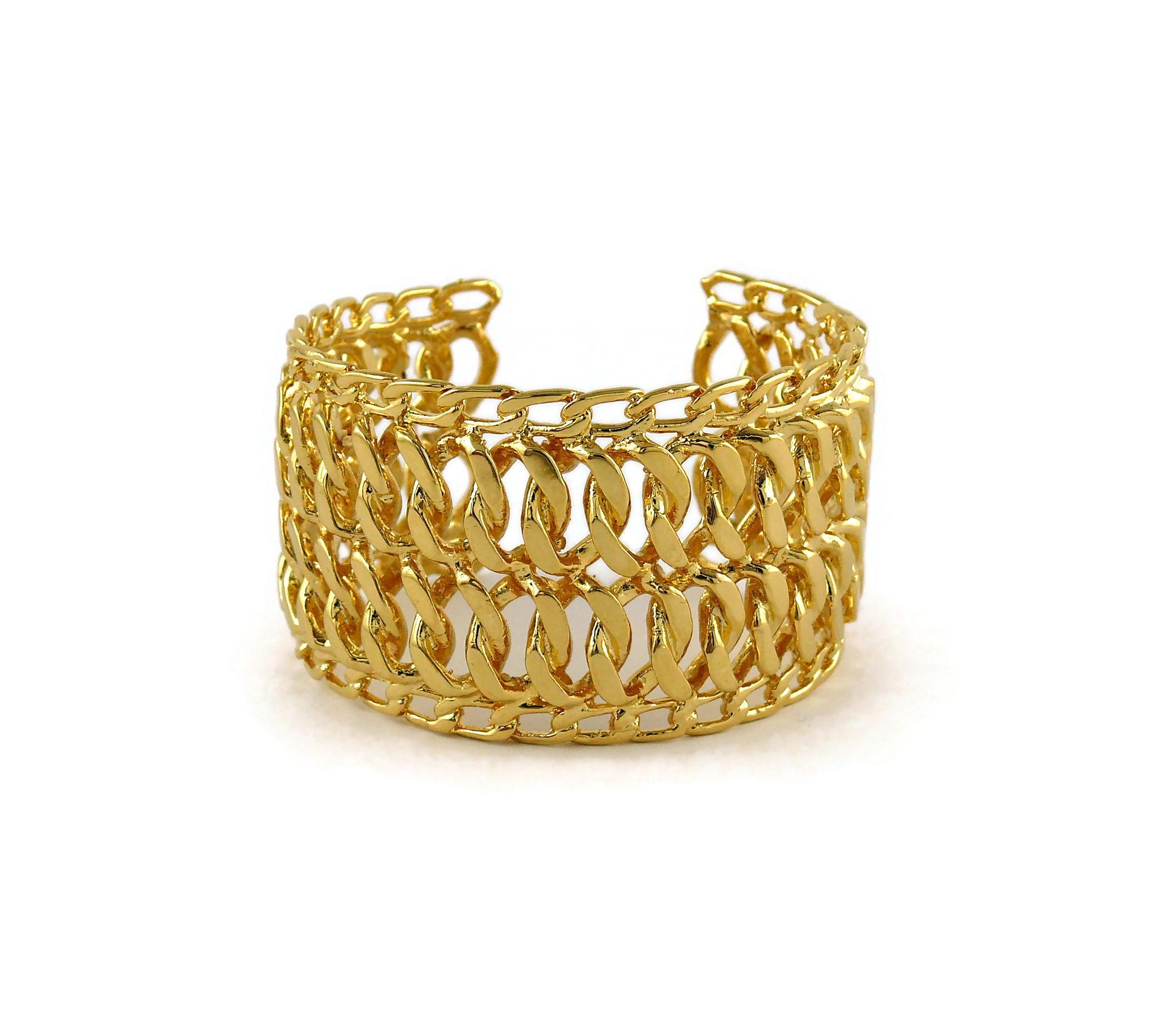 Chanel Vintage Classic Gold Toned Chain Cuff Bracelet In Excellent Condition For Sale In Nice, FR