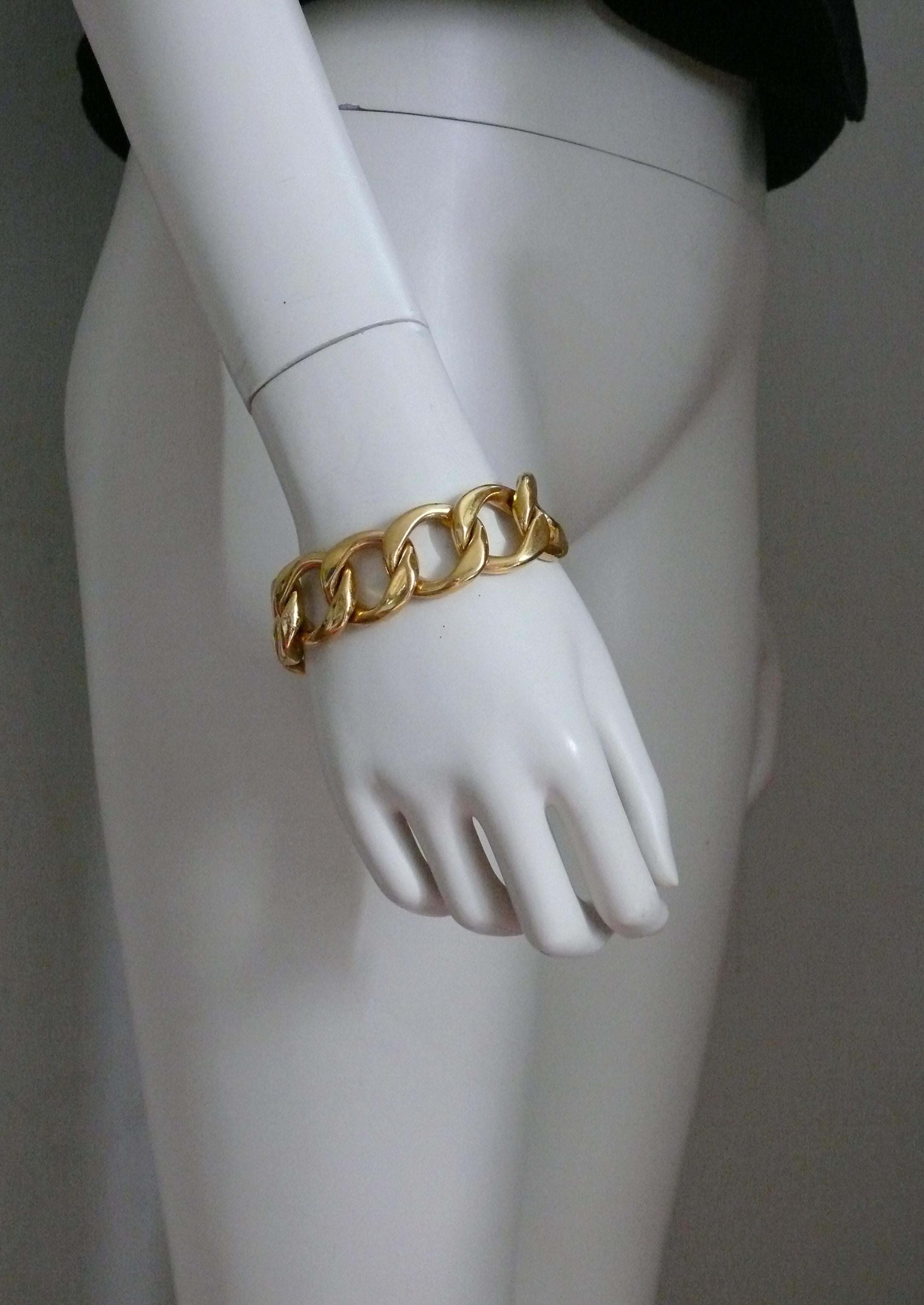 CHANEL vintage classic and iconic gold toned curb chain braclet.

T bar and toggle closure.

Embossed CHANEL on the clasp.

Indicative measurements : length approx. 20.5 cm (8.07 inches) / width approx. 2.1 cm (0.83 inch).

NOTES
- This is a