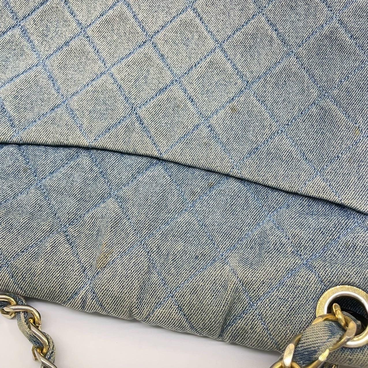 Chanel Vintage Classic Maxi 34 Blaue Jeans Denim Riesen CC 24 Gold Hardware mit Klappe im Angebot 9