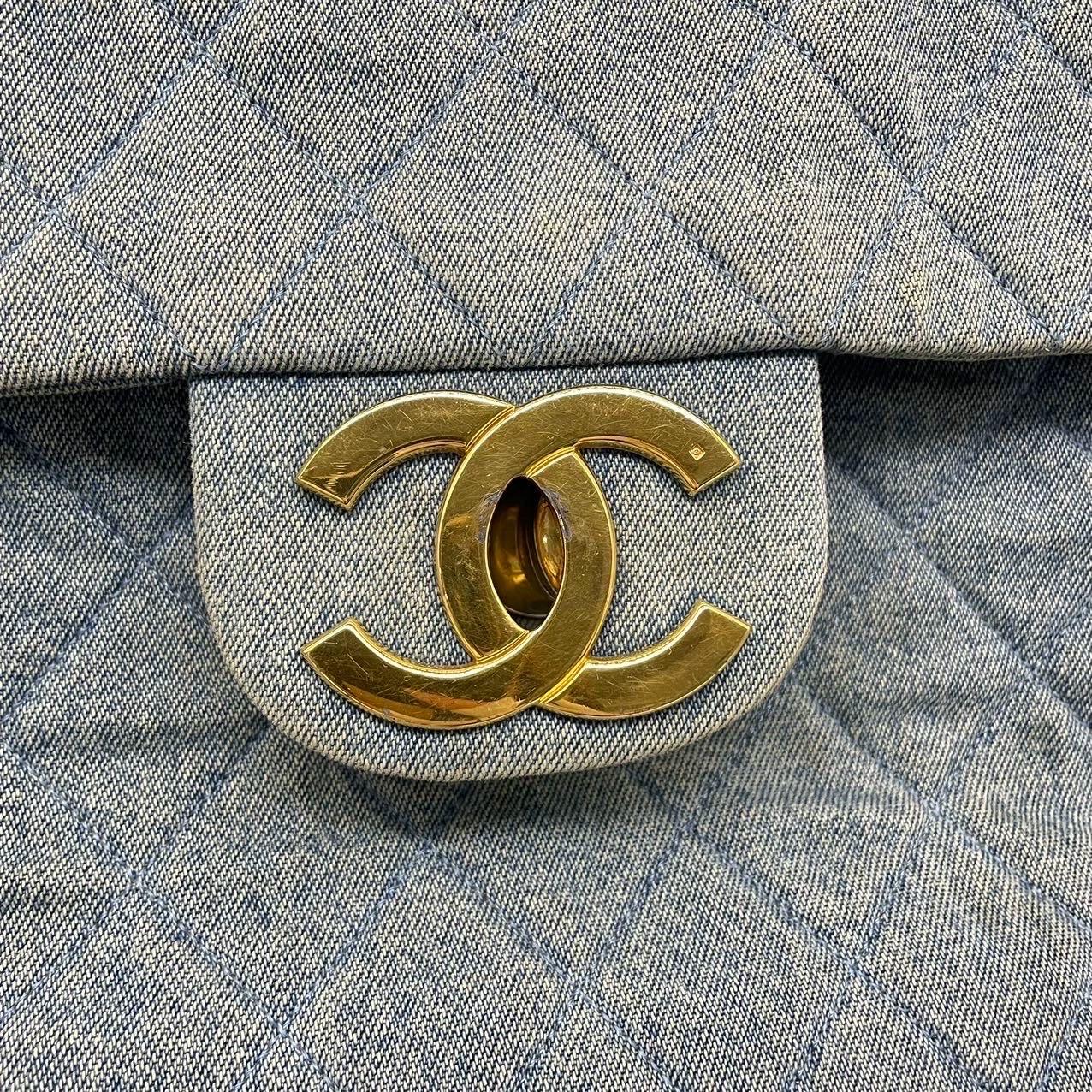 Chanel Vintage Classic Maxi 34 Blaue Jeans Denim Riesen CC 24 Gold Hardware mit Klappe im Angebot 12