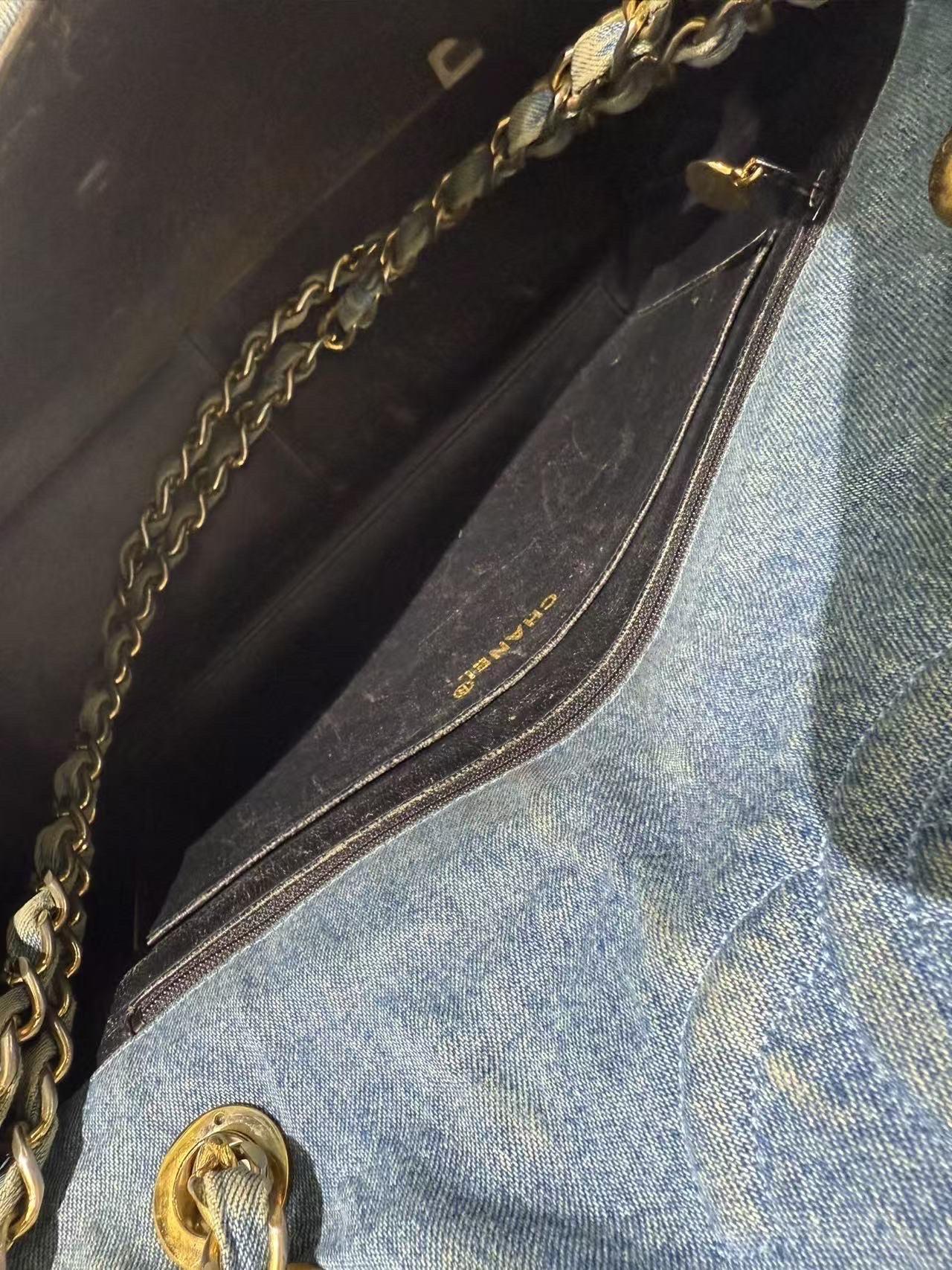 Chanel Vintage Classic Maxi 34 Blaue Jeans Denim Riesen CC 24 Gold Hardware mit Klappe im Angebot 13