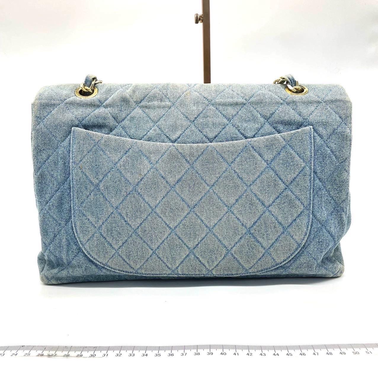 Erleben Sie zeitlose Eleganz mit der Chanel Classic Flap Maxi Shoulder Bag. Mit luxuriösem Lammleder und 24-karätig vergoldeten Beschlägen strahlt diese atemberaubende Tasche Raffinesse aus. Das kultige große CC-Logo sticht hervor und macht sie zu