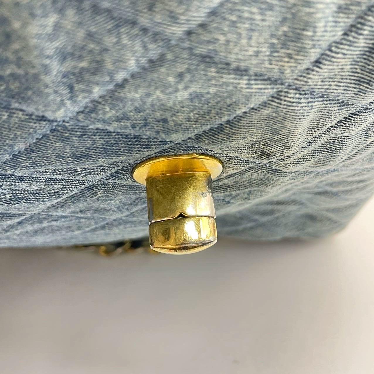Chanel Vintage Classic Maxi 34 Blaue Jeans Denim Riesen CC 24 Gold Hardware mit Klappe im Angebot 15