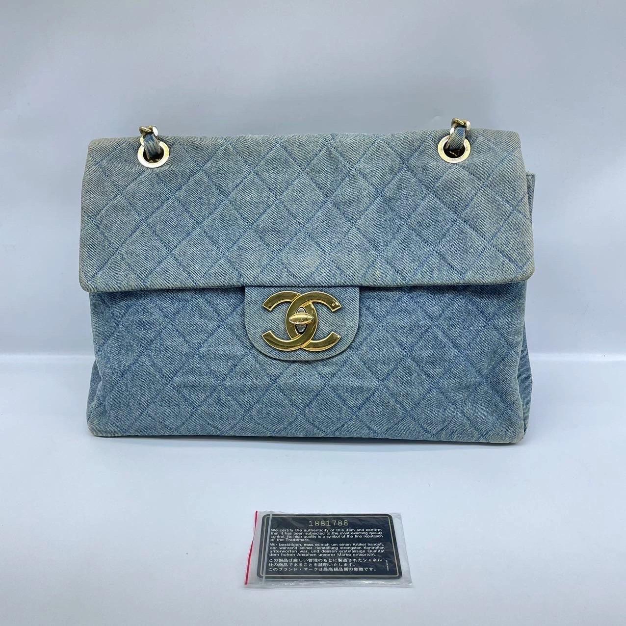 Chanel Vintage Classic Maxi 34 Blaue Jeans Denim Riesen CC 24 Gold Hardware mit Klappe (Grau) im Angebot