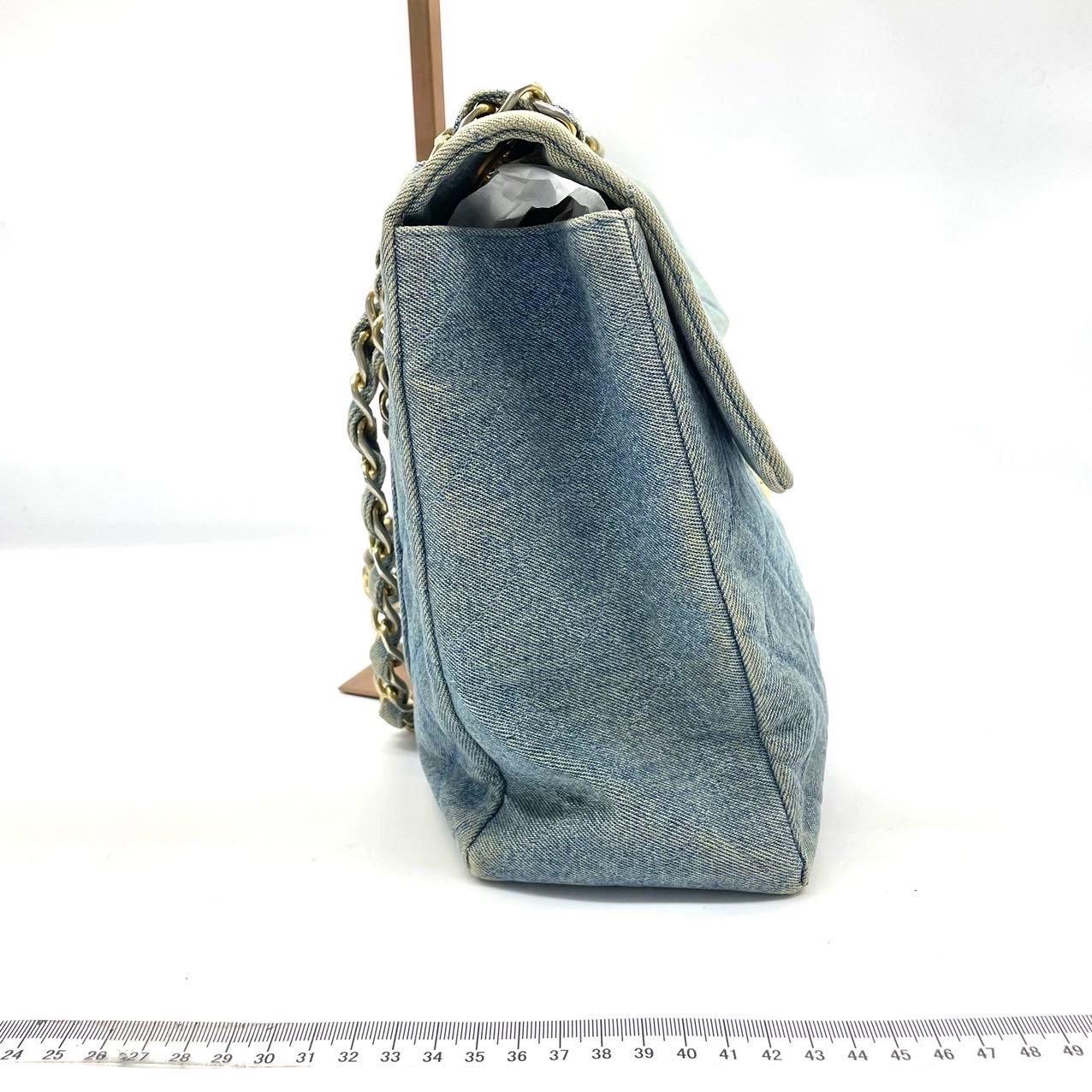 Chanel Vintage Classic Maxi 34 Blaue Jeans Denim Riesen CC 24 Gold Hardware mit Klappe im Zustand „Gut“ im Angebot in AUBERVILLIERS, FR
