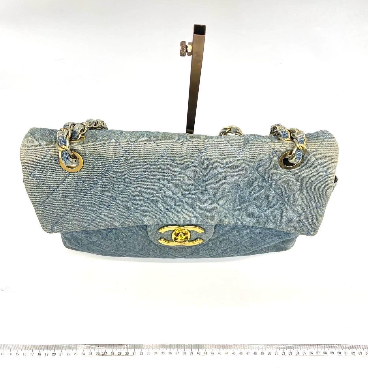 Chanel Vintage Classic Maxi 34 Blaue Jeans Denim Riesen CC 24 Gold Hardware mit Klappe Damen im Angebot