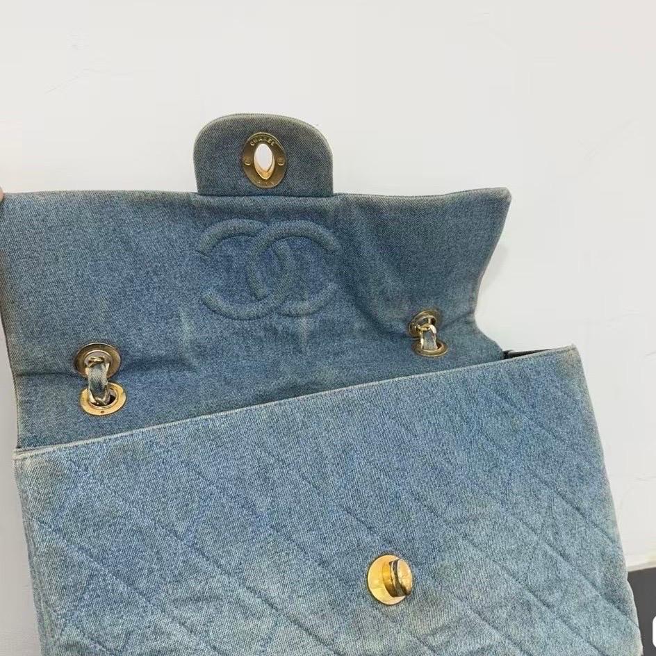 Chanel Vintage Classic Maxi 34 Blaue Jeans Denim Riesen CC 24 Gold Hardware mit Klappe im Angebot 2