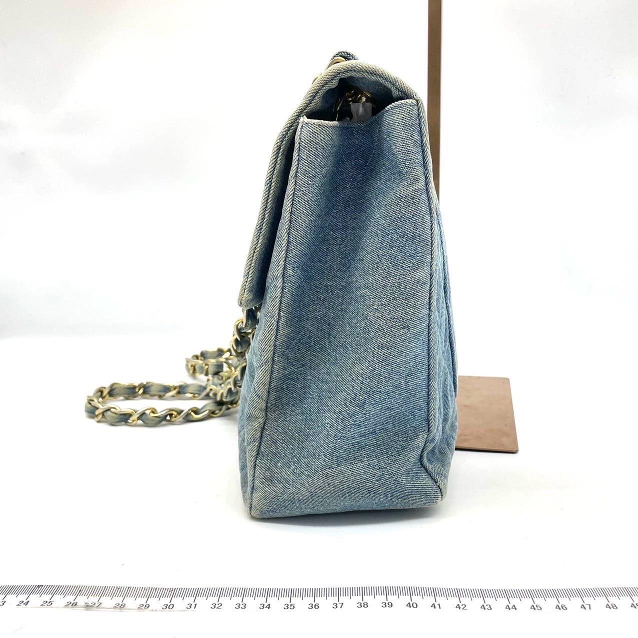 Chanel Vintage Classic Maxi 34 Blaue Jeans Denim Riesen CC 24 Gold Hardware mit Klappe im Angebot 3