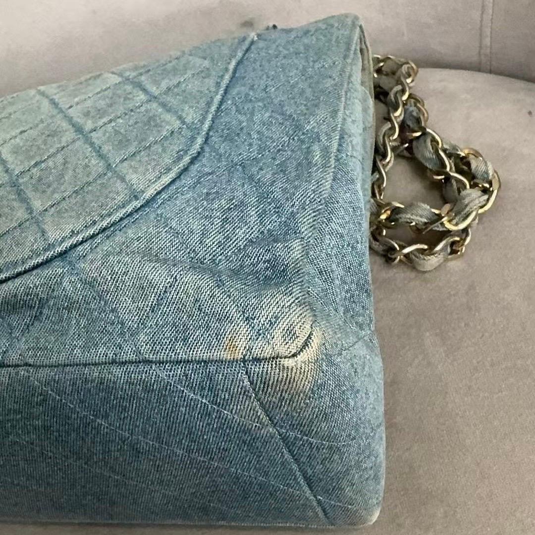 Chanel Vintage Classic Maxi 34 Blaue Jeans Denim Riesen CC 24 Gold Hardware mit Klappe im Angebot 4