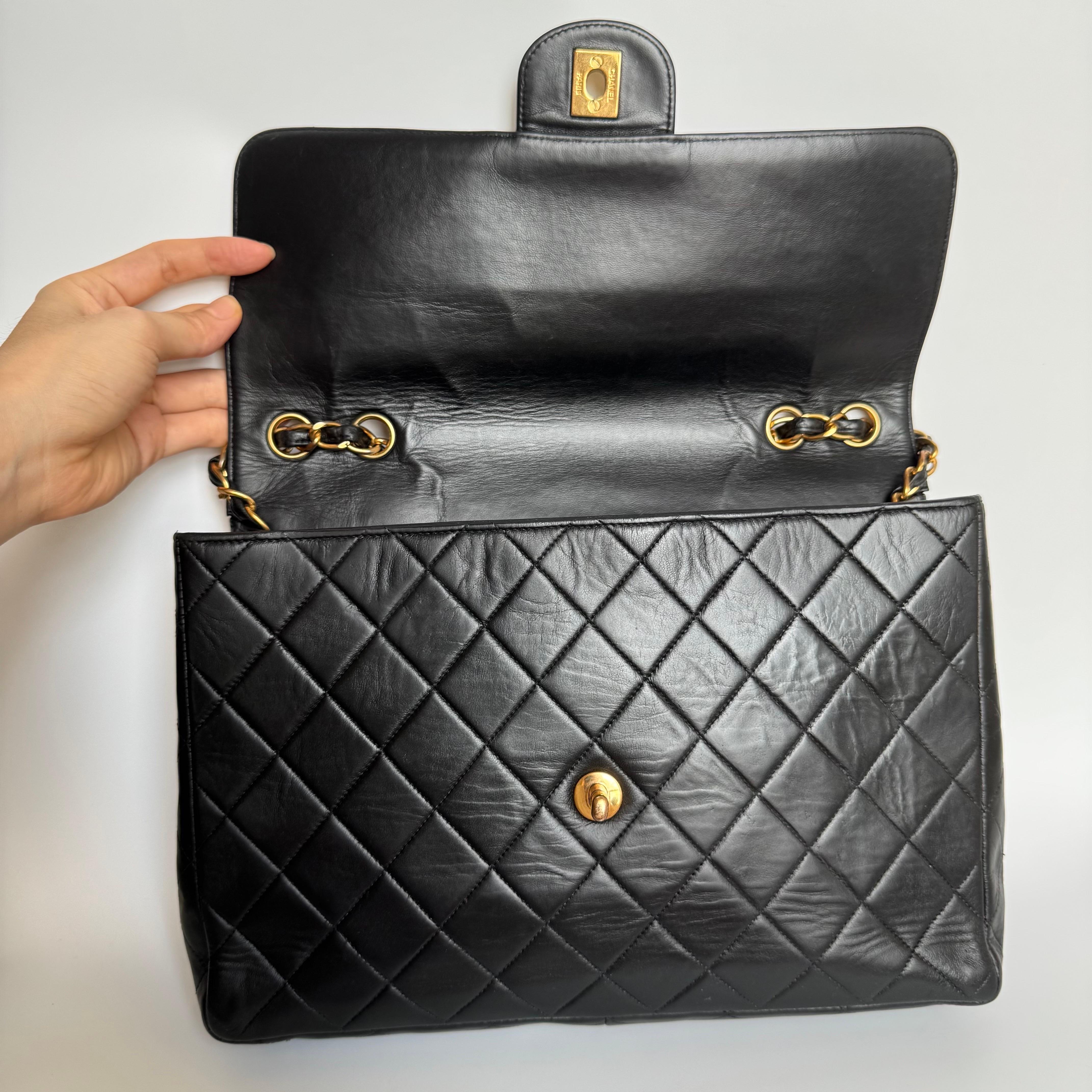 Chanel Vintage Classic Maxi Flap Cuir d'agneau noir Giant CC 24 Gold Hardwar en vente 6