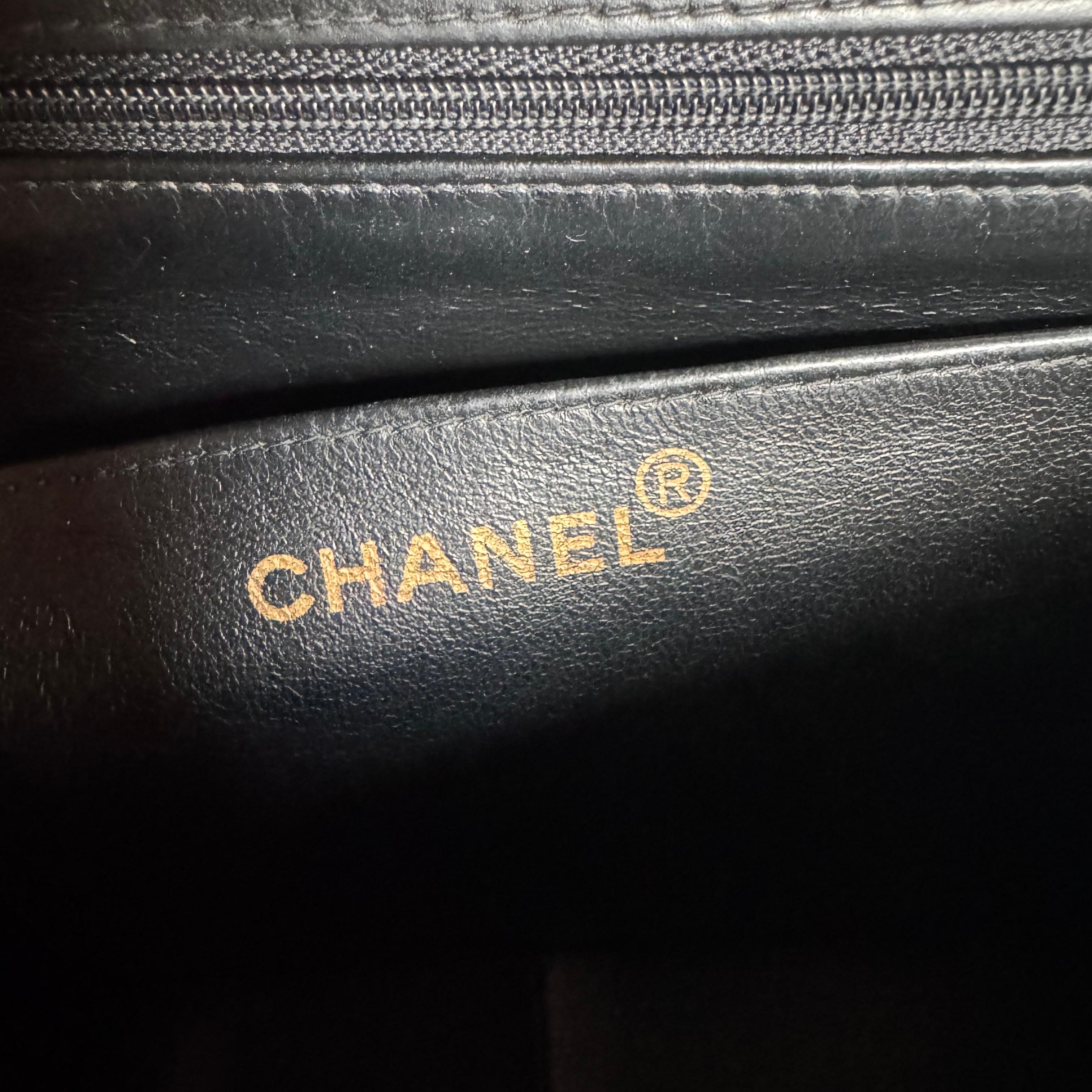 Chanel Vintage Classic Maxi Flap Cuir d'agneau noir Giant CC 24 Gold Hardwar en vente 9