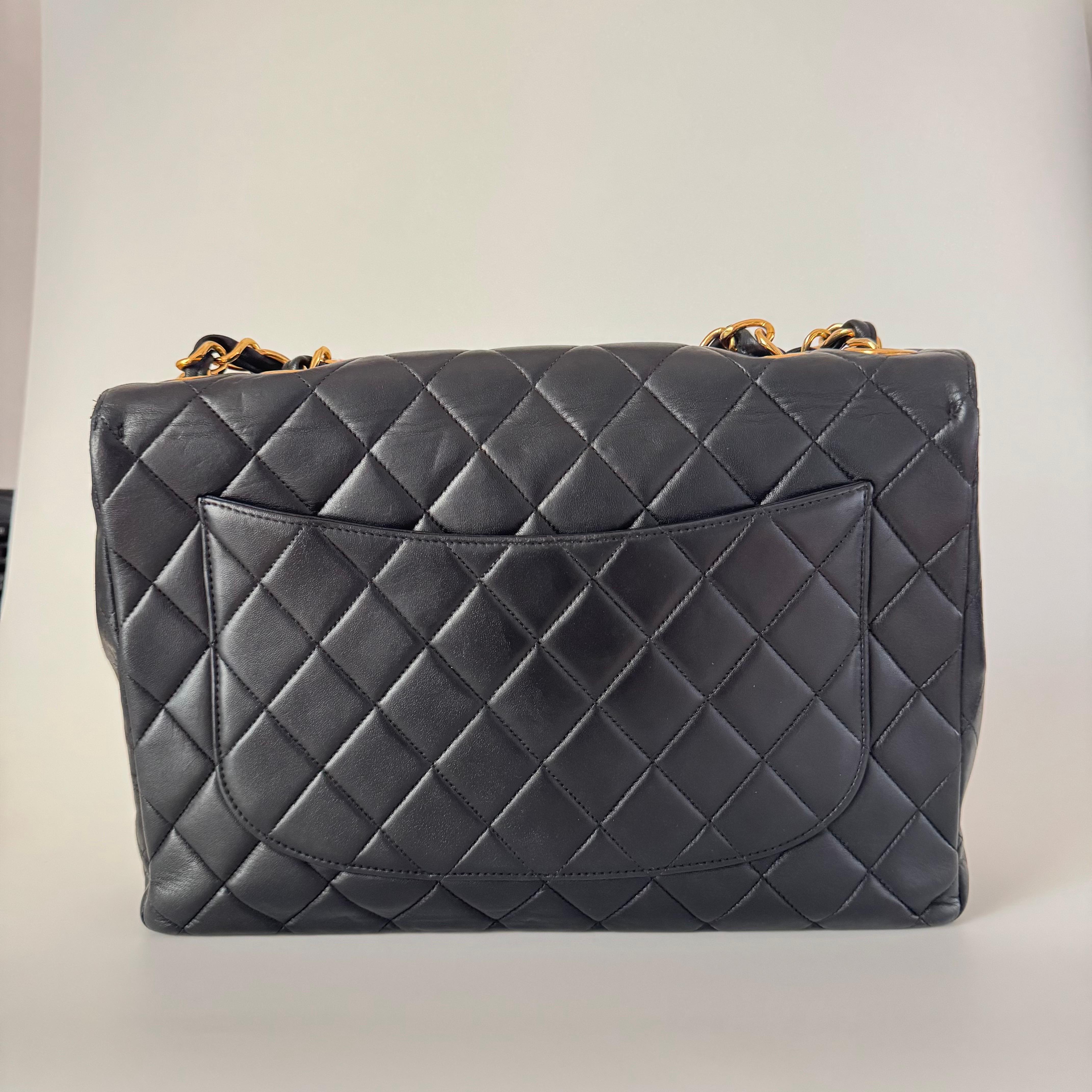 Chanel Vintage Classic Maxi Flap Black Lambskin Leather Giant CC 24 Gold Hardwar In Good Condition For Sale In AUBERVILLIERS, FR